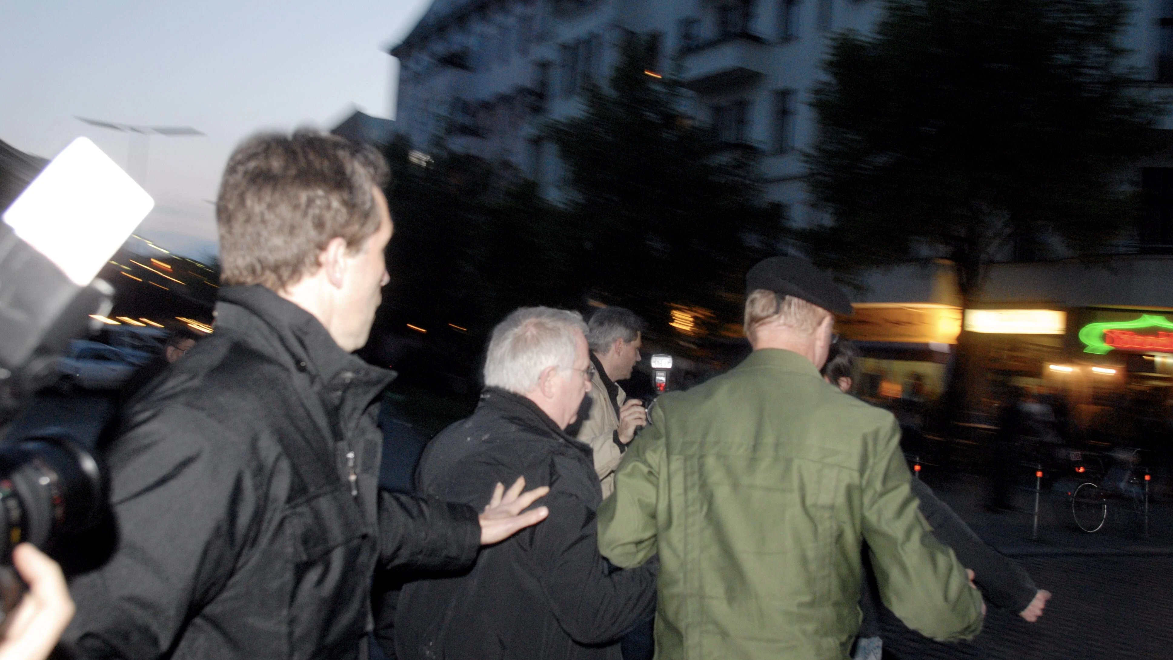Personenschützer bringen 2008 Polizeipräsident Dieter Glietsch in Sicherheit, nachdem er angegriffen wurde.
