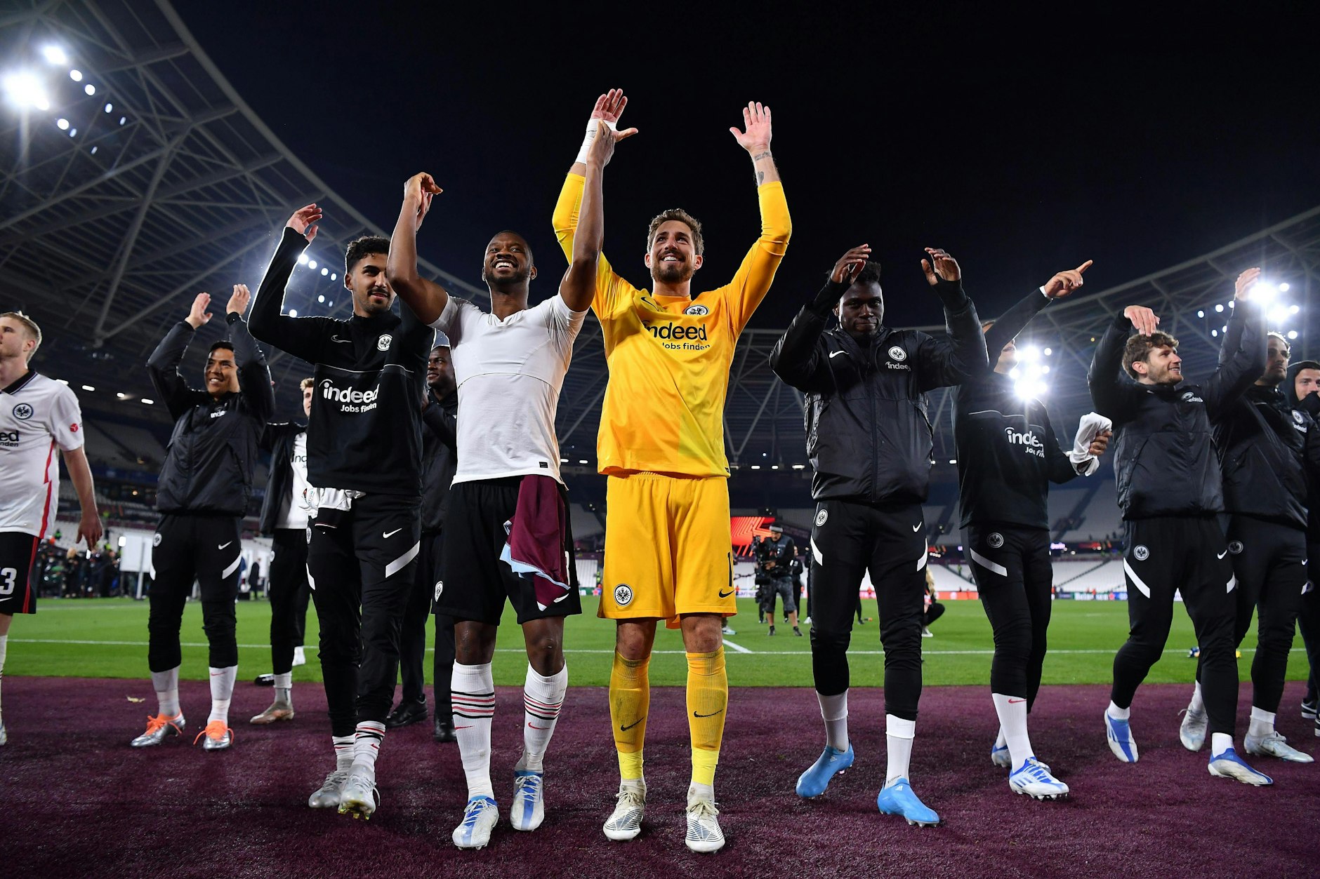 Frankfurts Keeper&nbsp; Kevin Trapp und Kollegen feiern ausgelassen den 2:1-Erfolg bei West Ham.
