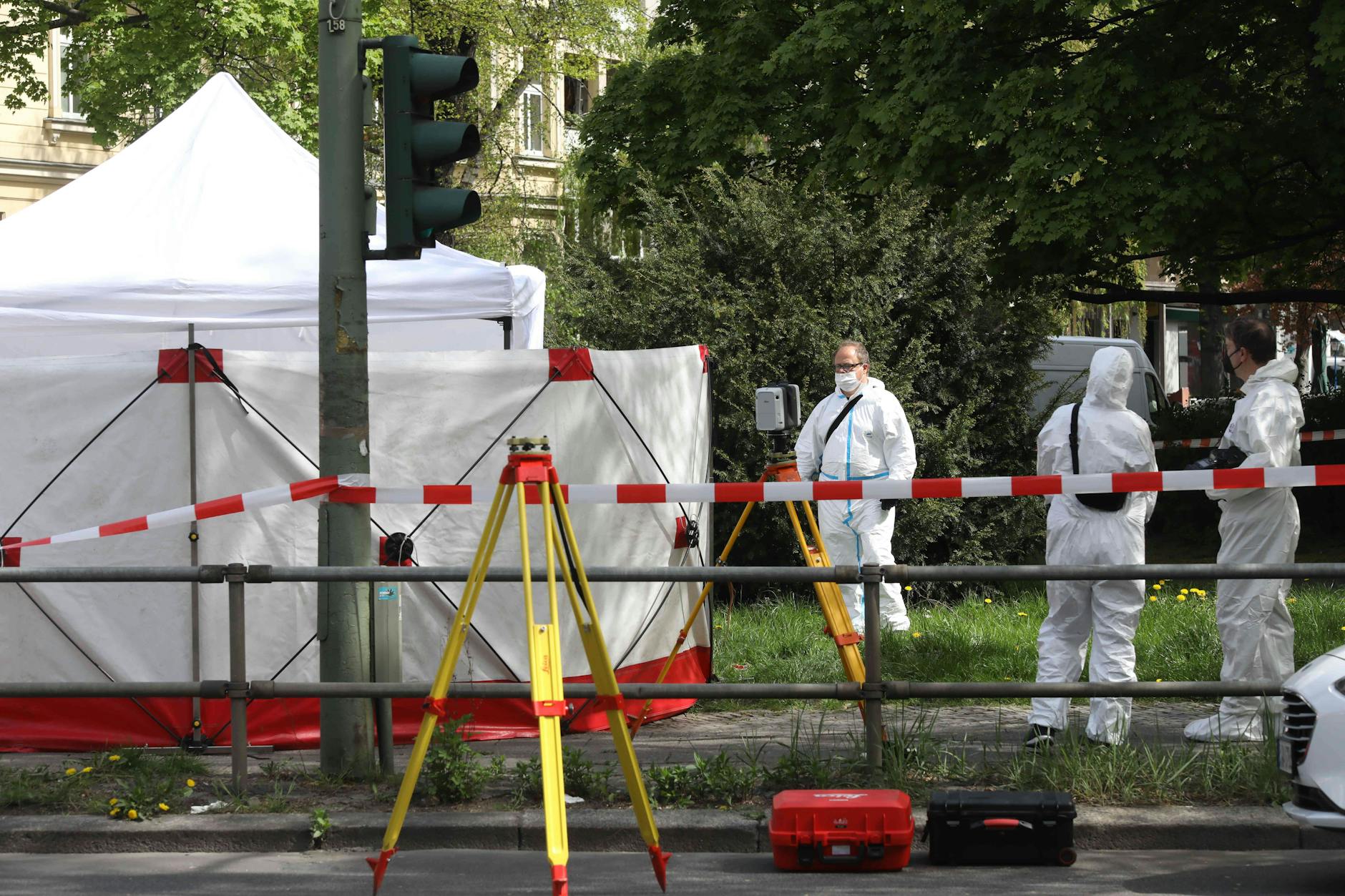 Die Polizei sichert den Tatort in Berlin-Pankow, an dem die Sechsfach-Mutter erstochen wurde.
