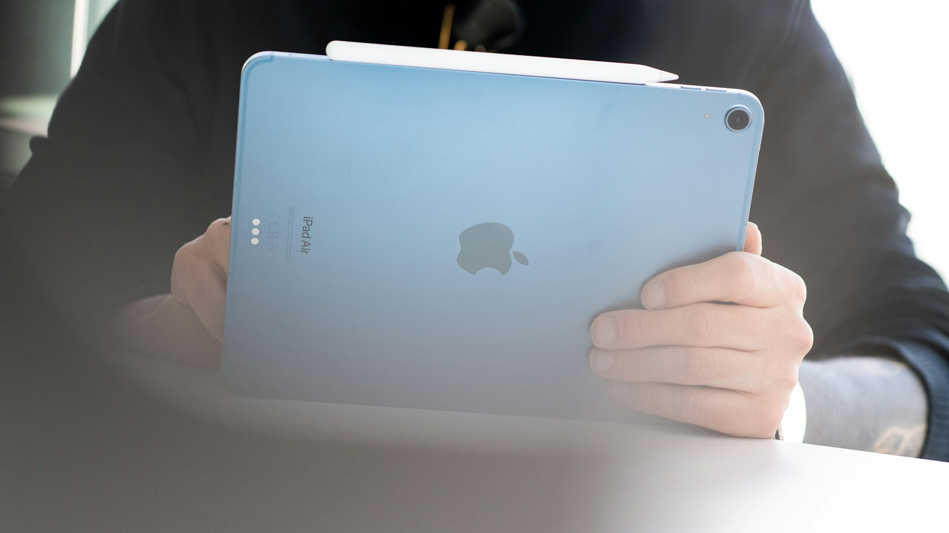 Immer mehr Menschen kaufen Technik – wie das neue iPad Air – preiswerter aus zweiter Hand.