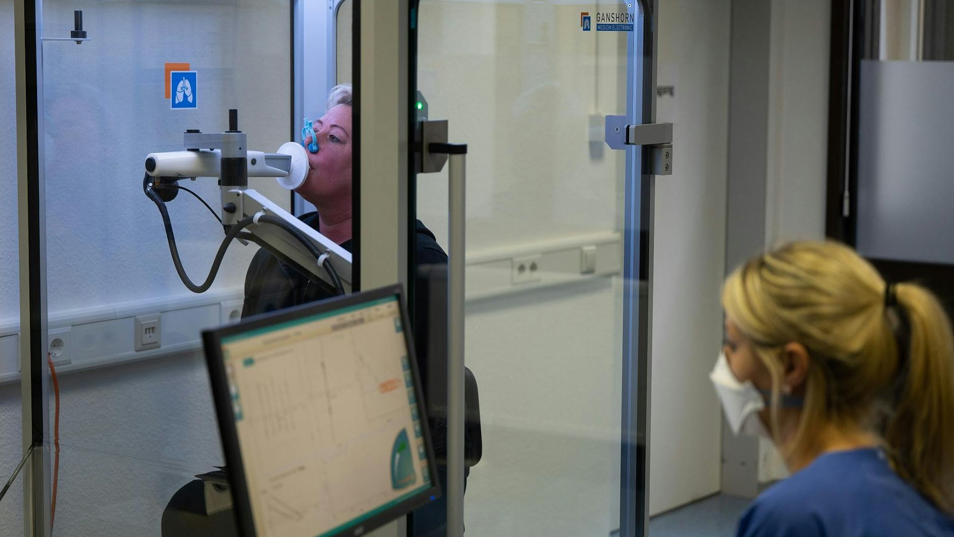 Beschwerden, die länger als zwölf Wochen nach einer Infektion mit dem Corona-Virus bestehen, werden als Post Covid bezeichnet.