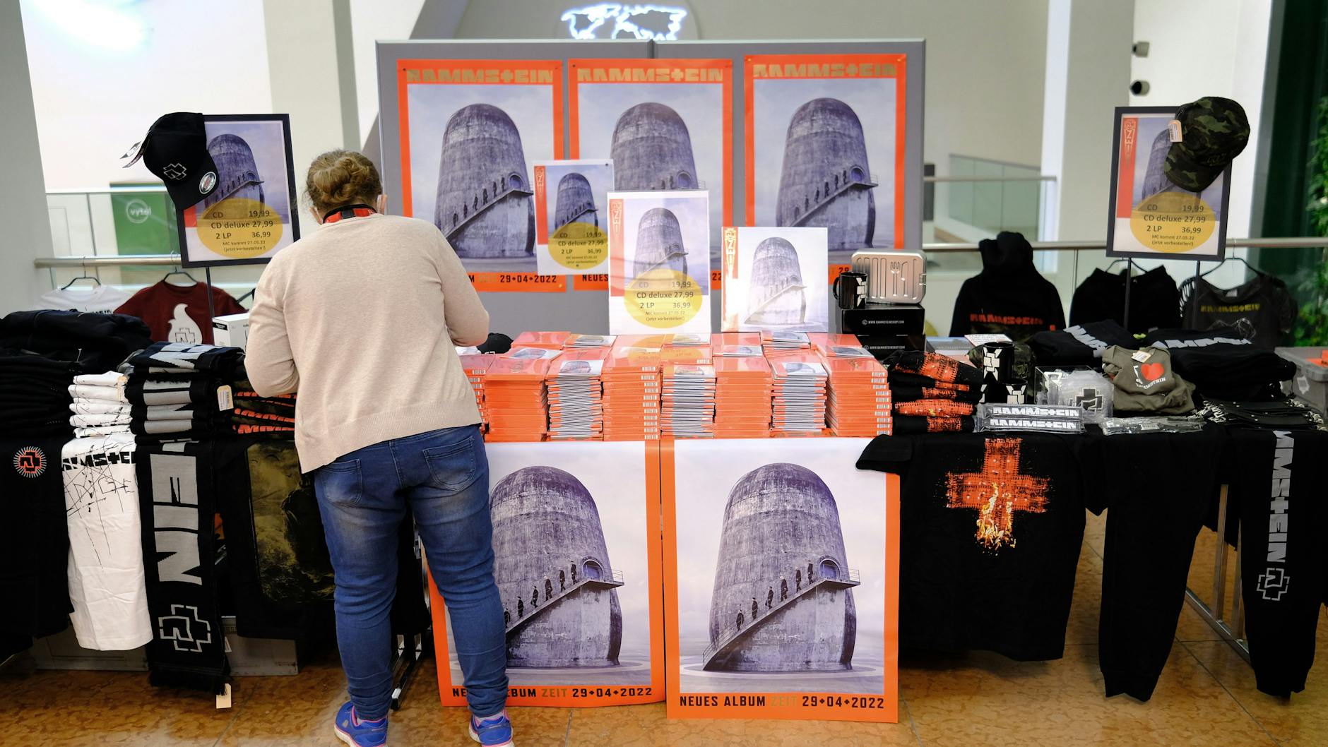 Kurz vor dem Verkaufsstart: Rammstein-Artikel bei Dussmann.