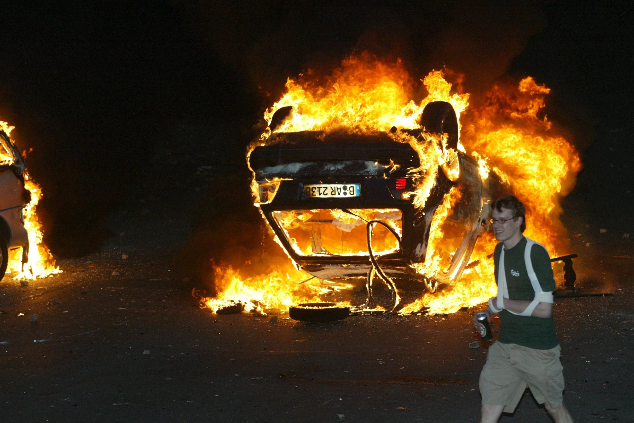 Kein seltenes Fotomotiv am 1. Mai: ein brennendes Auto. (Archivfoto)
