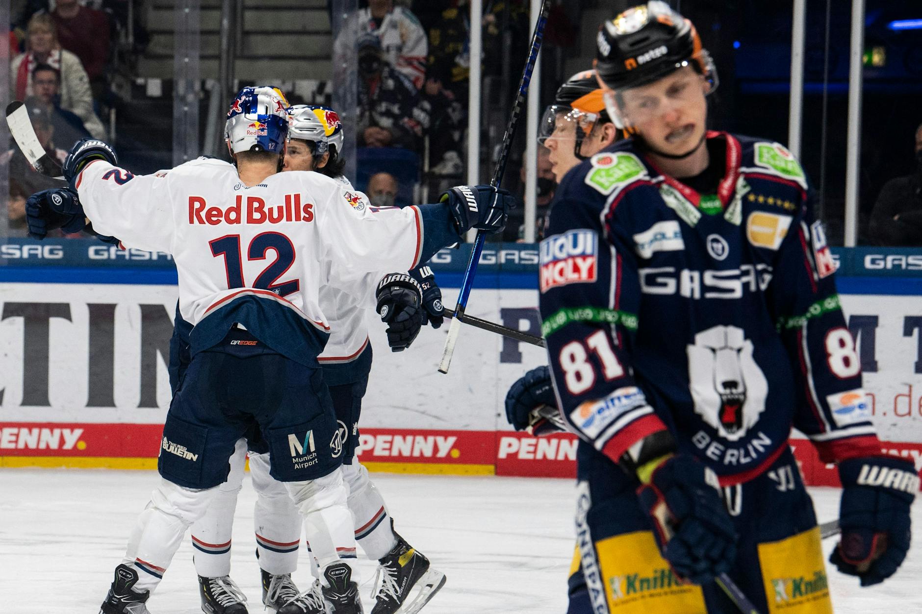 So bitter nach einem grandiosen Kraftakt: Eisbär Sebastian Streu ist enttäuscht, im Hintergrund jubeln Münchens Bullen.
