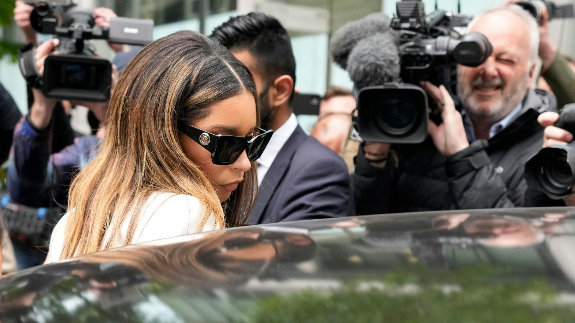 Nach dem Urteil verlässt Lilian de Carvalho Monteiro das Gericht allein.