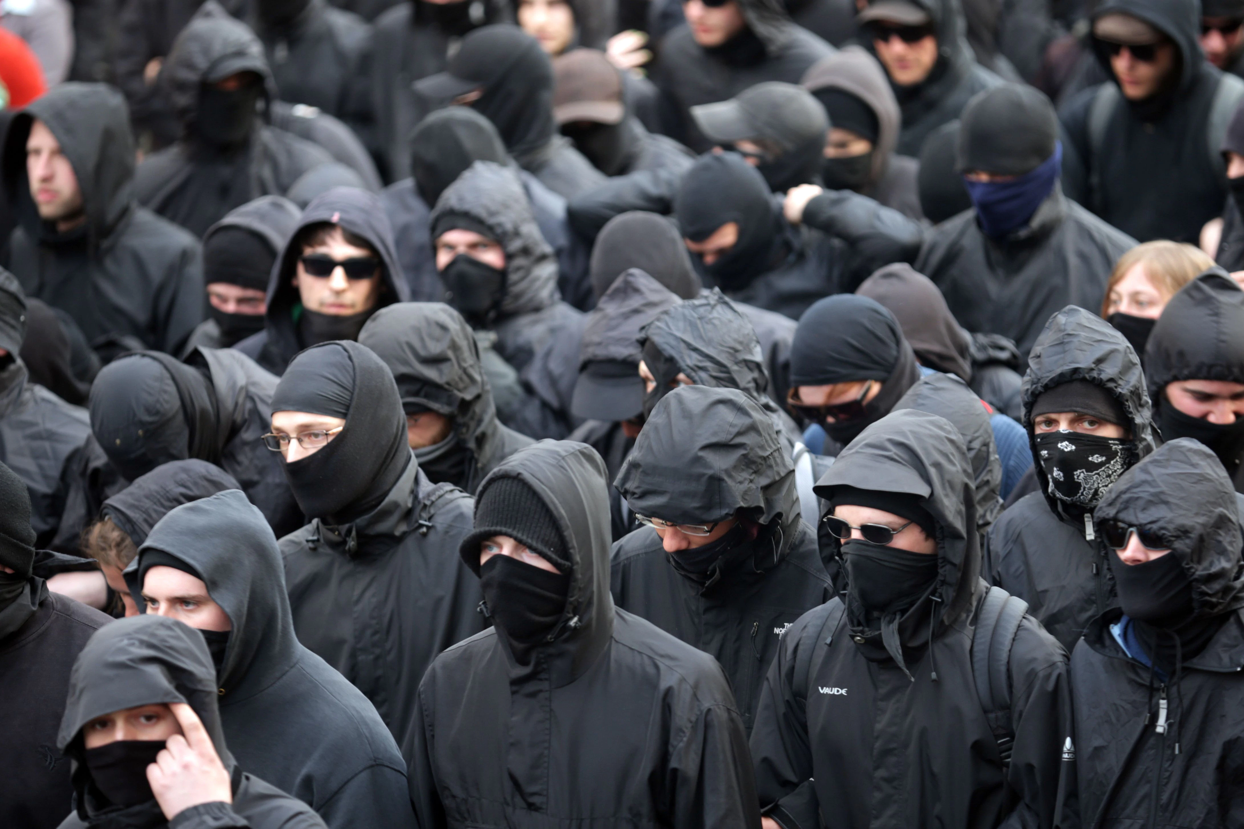 Vermummte Teilnehmer der „Revolutionären 1. Mai-Demonstration“ am 01.05.2013 in Berlin. (Archivfoto)