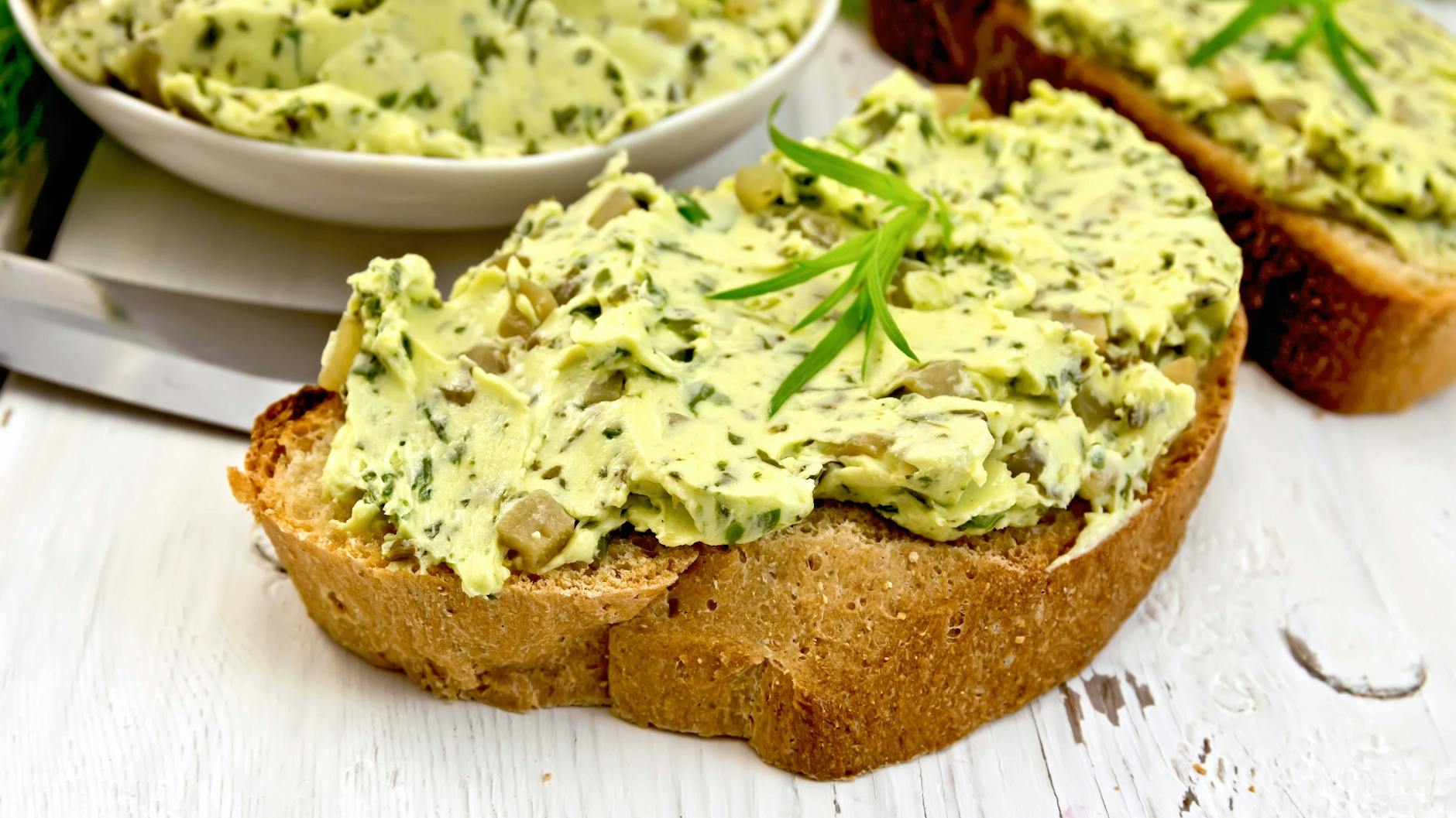 Selbstgemachte Salbeibutter ist richtig lecker und gesund.