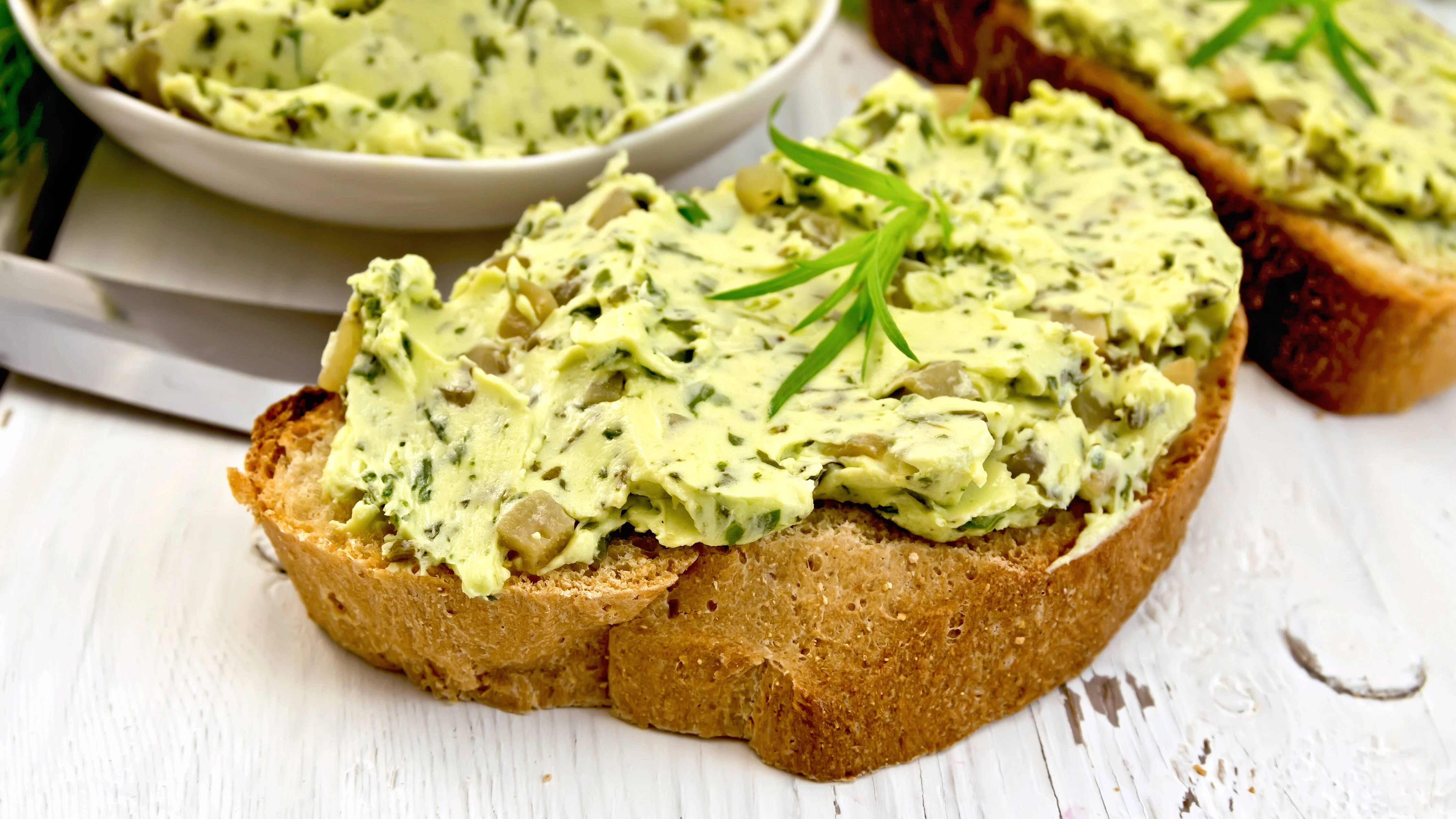 Selbstgemachte Salbeibutter ist richtig lecker und gesund.
