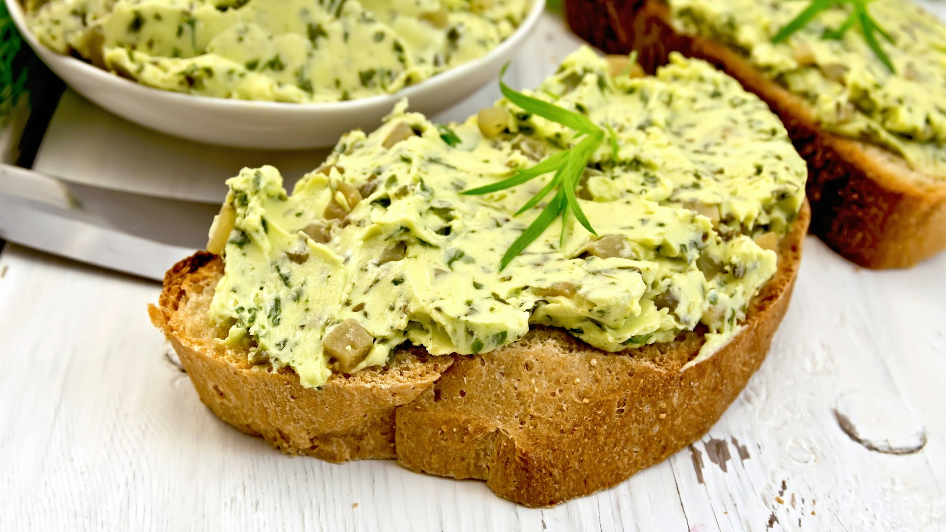 Selbstgemachte Salbeibutter ist richtig lecker und gesund.