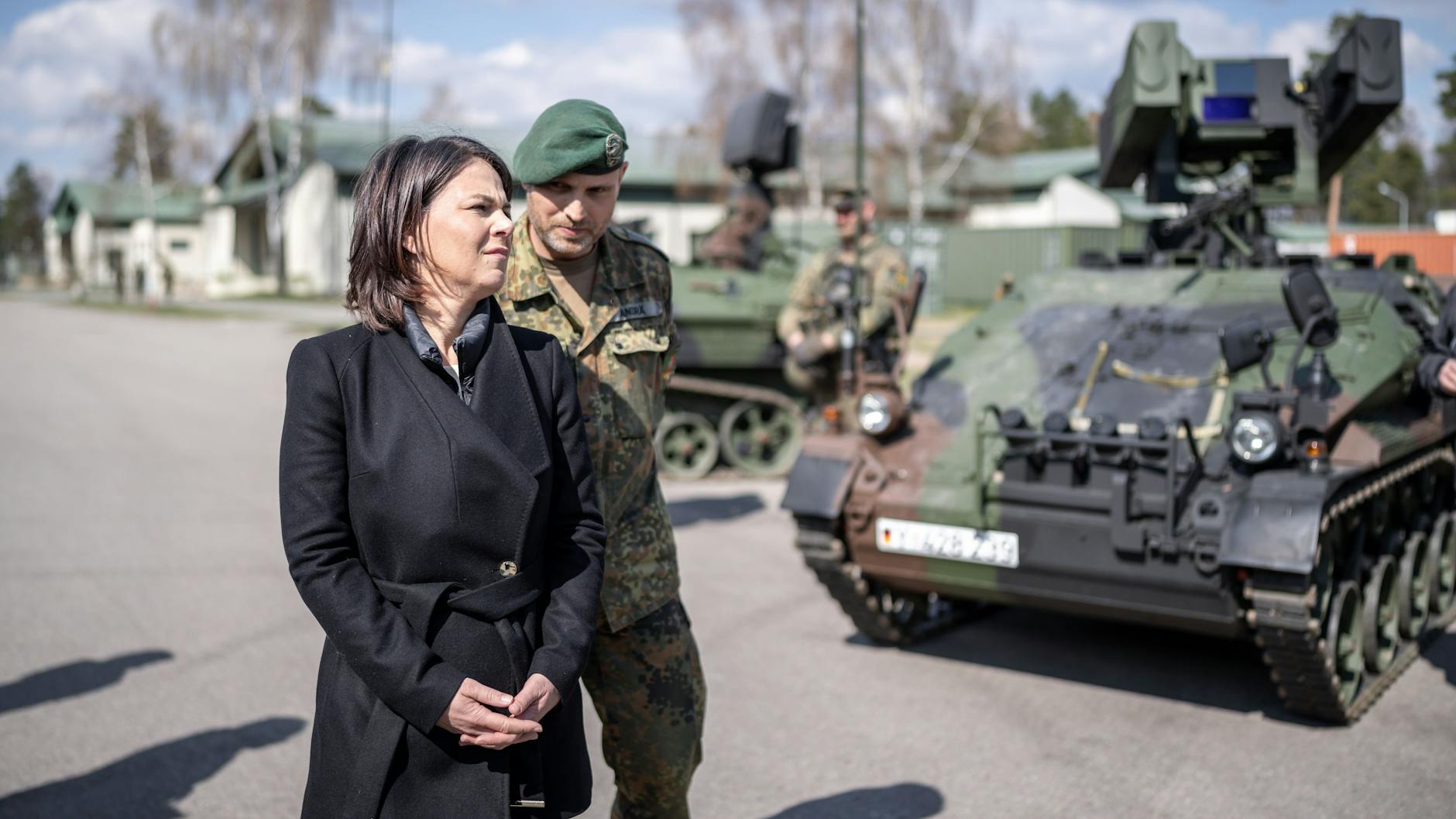 Die neue grüne Nähe zum Militär: Außenministerin Annalena Baerbock beim Besuch der Nato-Einsatzgruppe in Litauen.