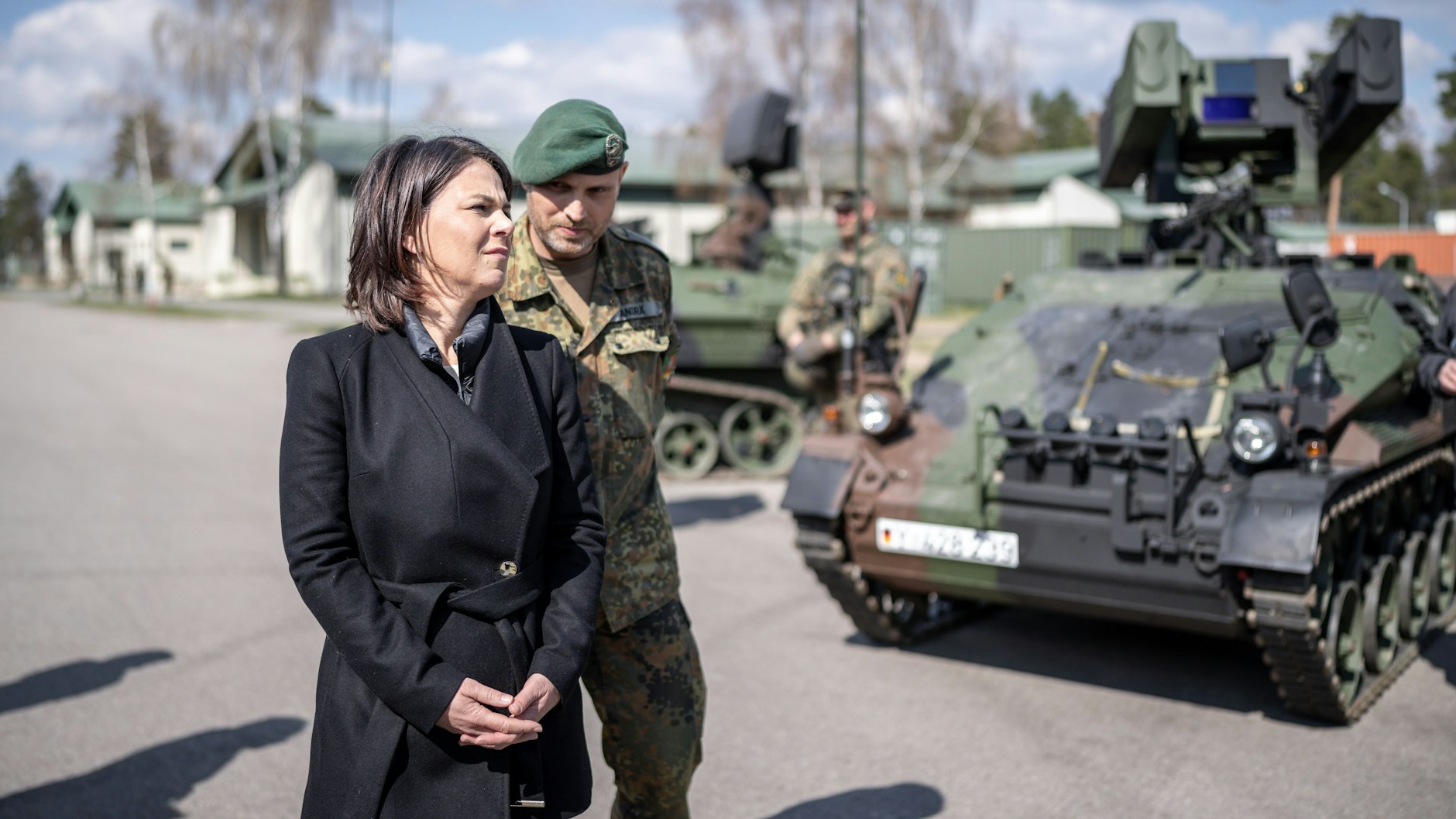 Die neue grüne Nähe zum Militär: Außenministerin Annalena Baerbock beim Besuch der Nato-Einsatzgruppe in Litauen.