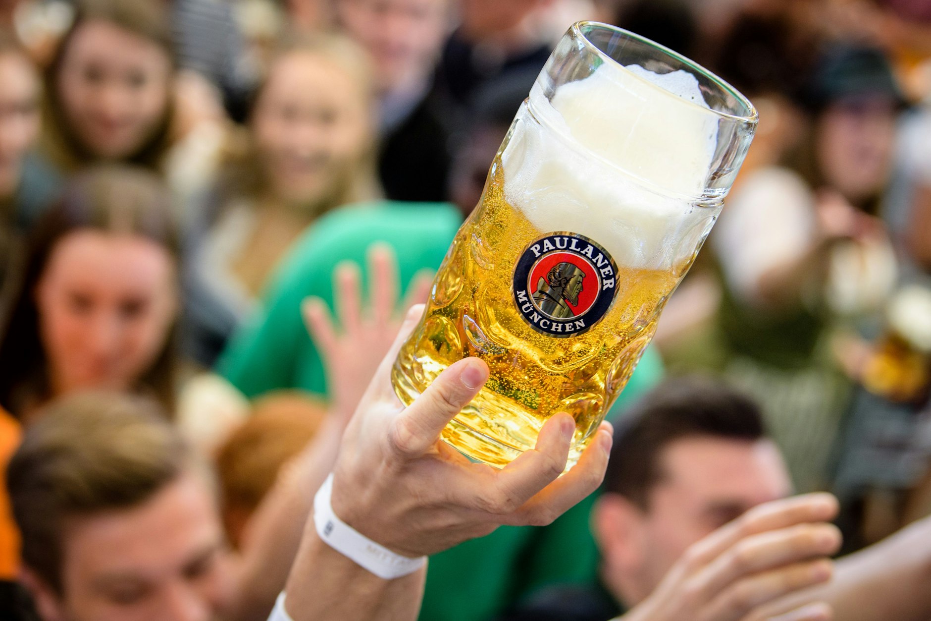 Auftakt zum Oktoberfest. Besucher greifen im Paulaner-Festzelt nach ihrem ersten Bierkrug.