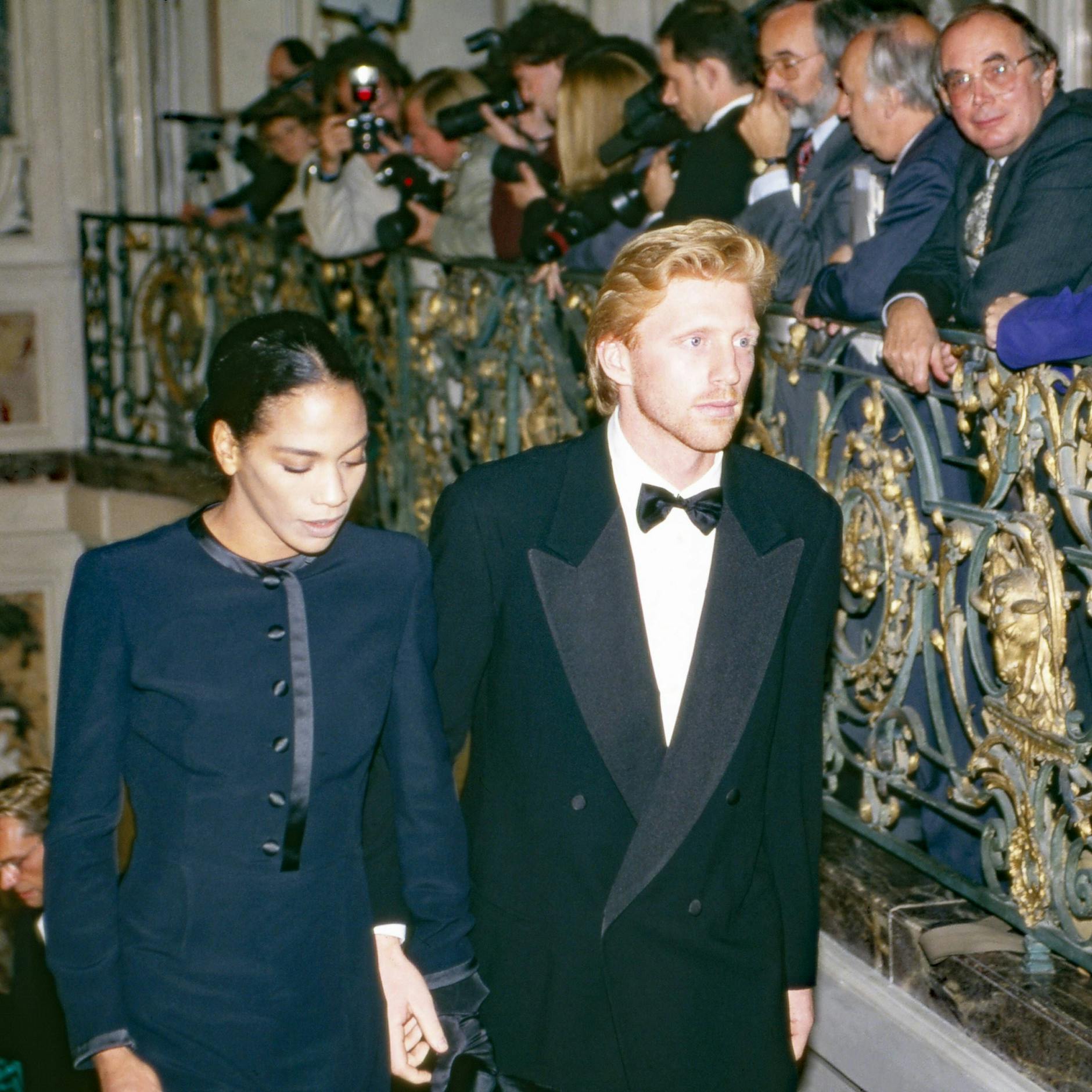 Ein deutscher König: Boris Becker mit seiner ersten Frau Barbara Becker vor dem Empfang durch die britische Königin Elizabeth II. in Schloss Brühl.