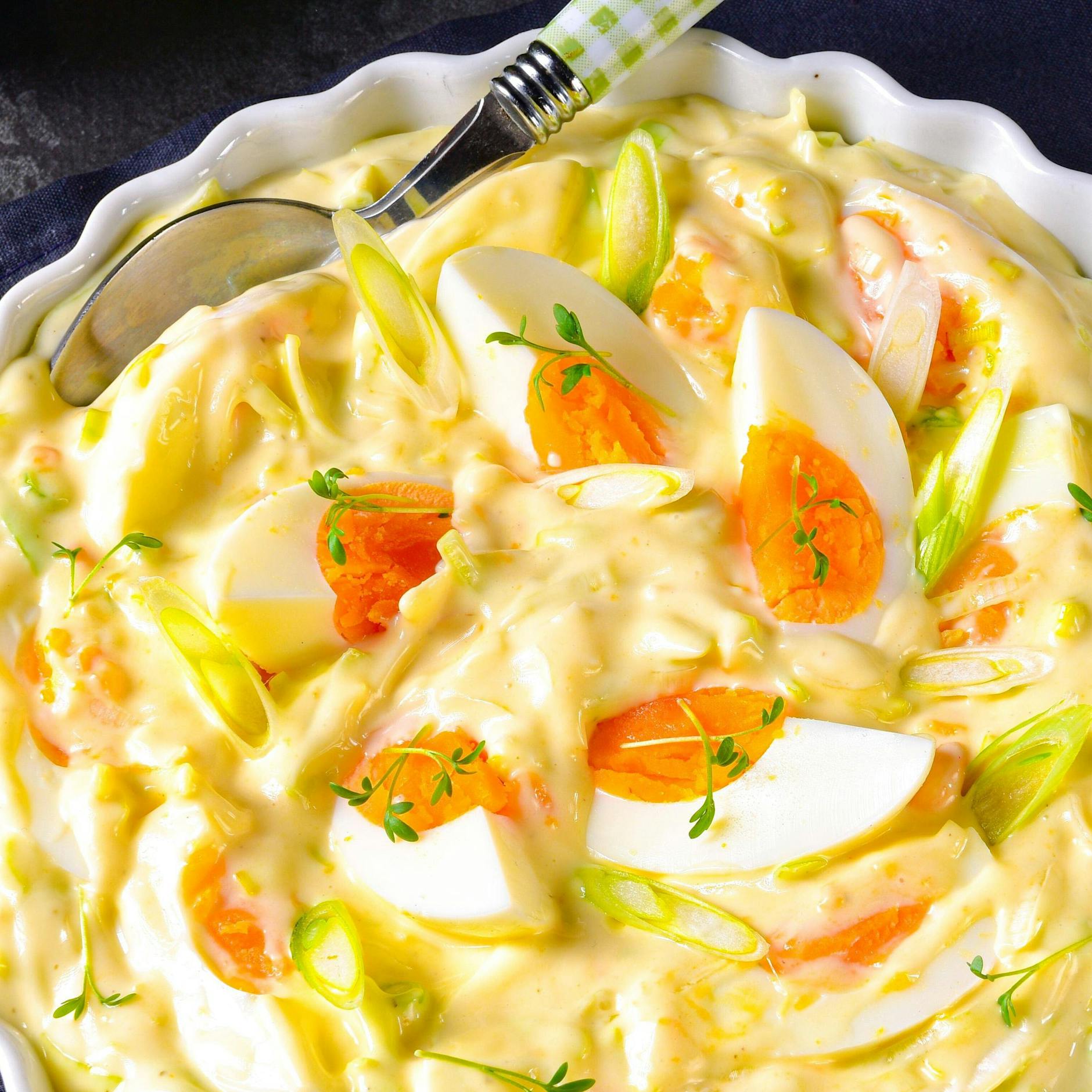 Perfekt zum Grillen am Wochenende: Kennen Sie den 7-Tassen-Salat? Dieses Rezept ist UNGLAUBLICH - Sie müssen es probieren...