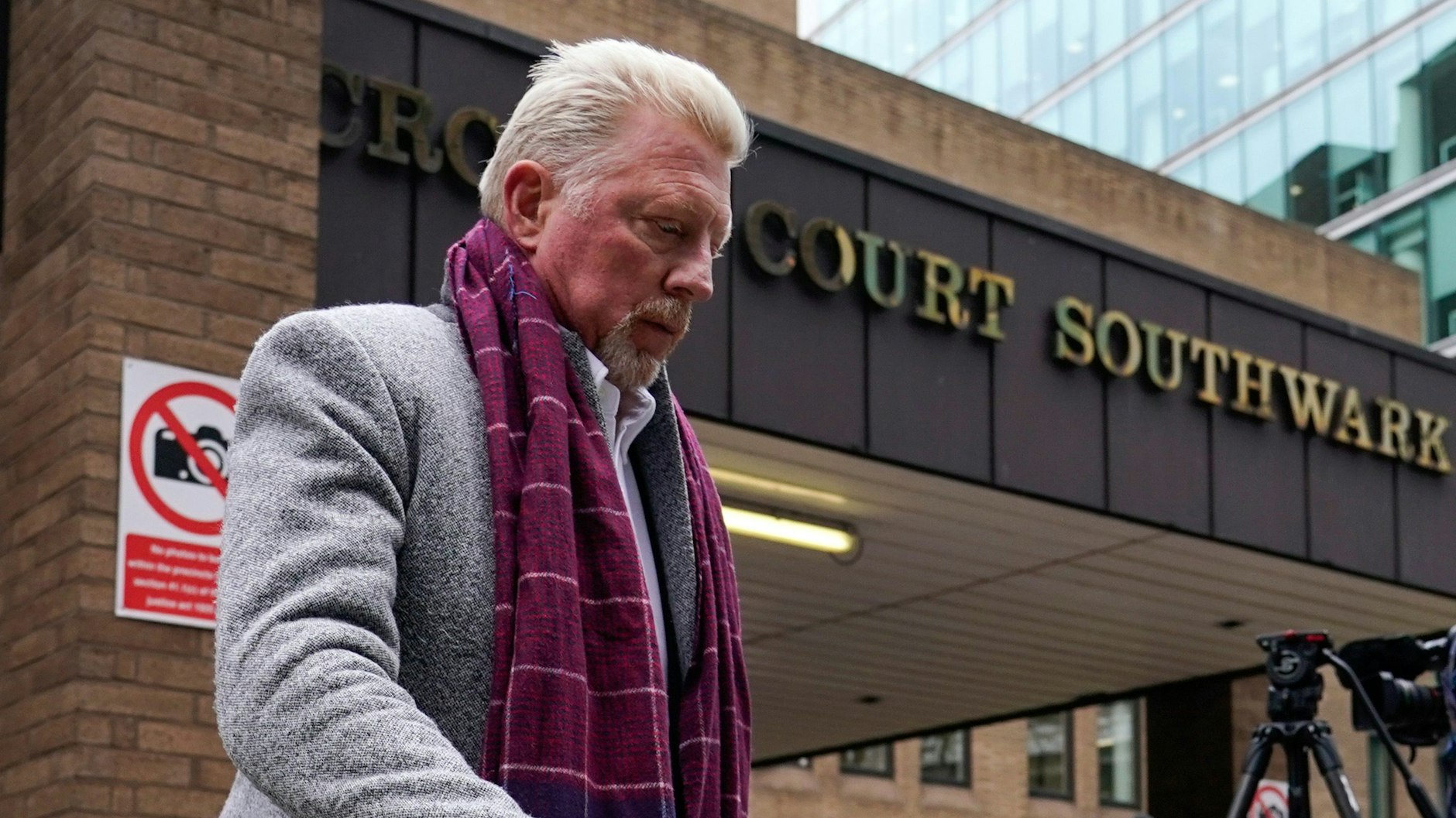 Boris Becker verlässt nach einem Prozesstag das Gericht. Mittlerweile wurde er zu zwei Jahren und sechs Monaten Haft verurteilt.