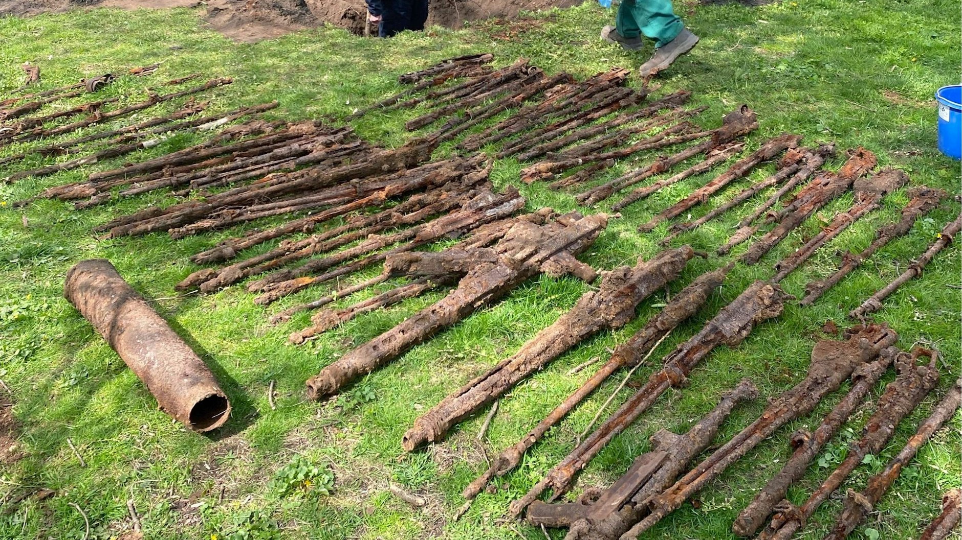 Die Gewehre, die am Donnerstag ausgegraben wurden.