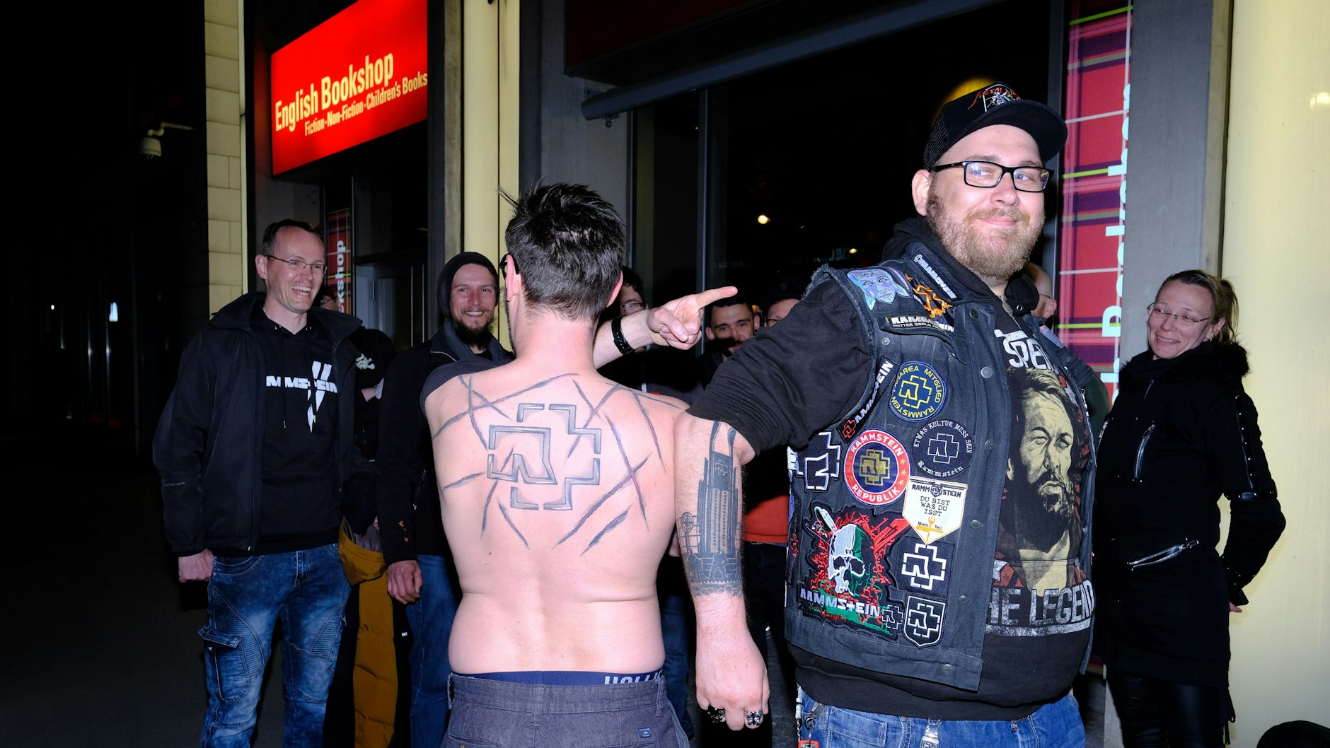 Rammstein-Album „Zeit“: Metal-Fans stehen nachts bei Dussmann an.