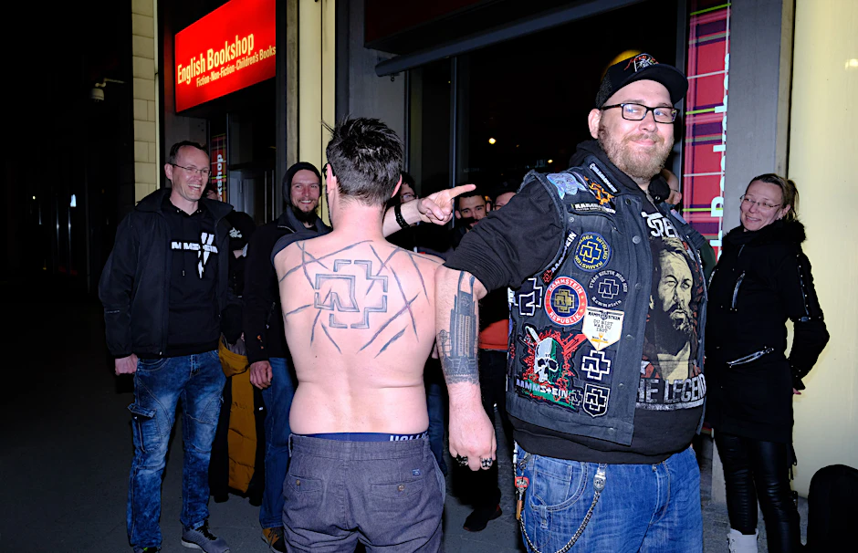 Rammstein-Album „Zeit“: Metal-Fans stehen nachts bei Dussmann an.