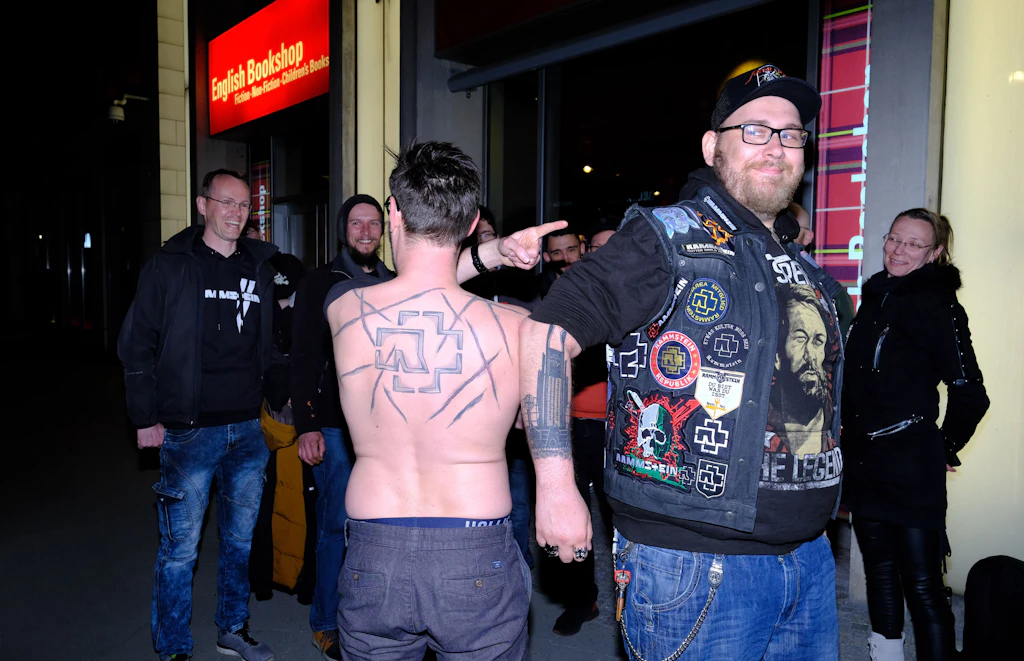 Der Rammstein-Irrsinn: Wie die Fans nach 0 Uhr Dussmann stürmten