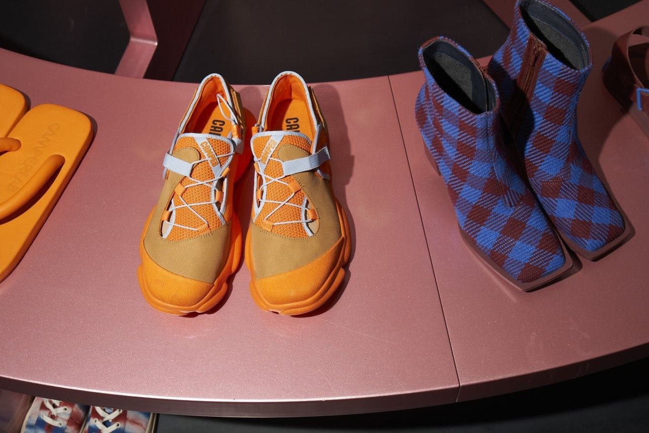 Showroom-Detail: Schuh-Samples zur Ansicht auf der rosa Bank.