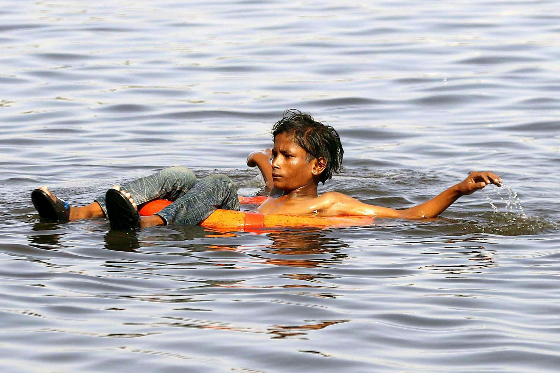 Pakistan, Karachi: Ein Junge badet im Arabischen Meer. Die Menschen in Indien und Pakistan leiden unter einer frühen und heftigen Hitzewelle. Die Temperaturen in weiten Teilen der Region sind auf deutlich über 40 Grad geklettert.