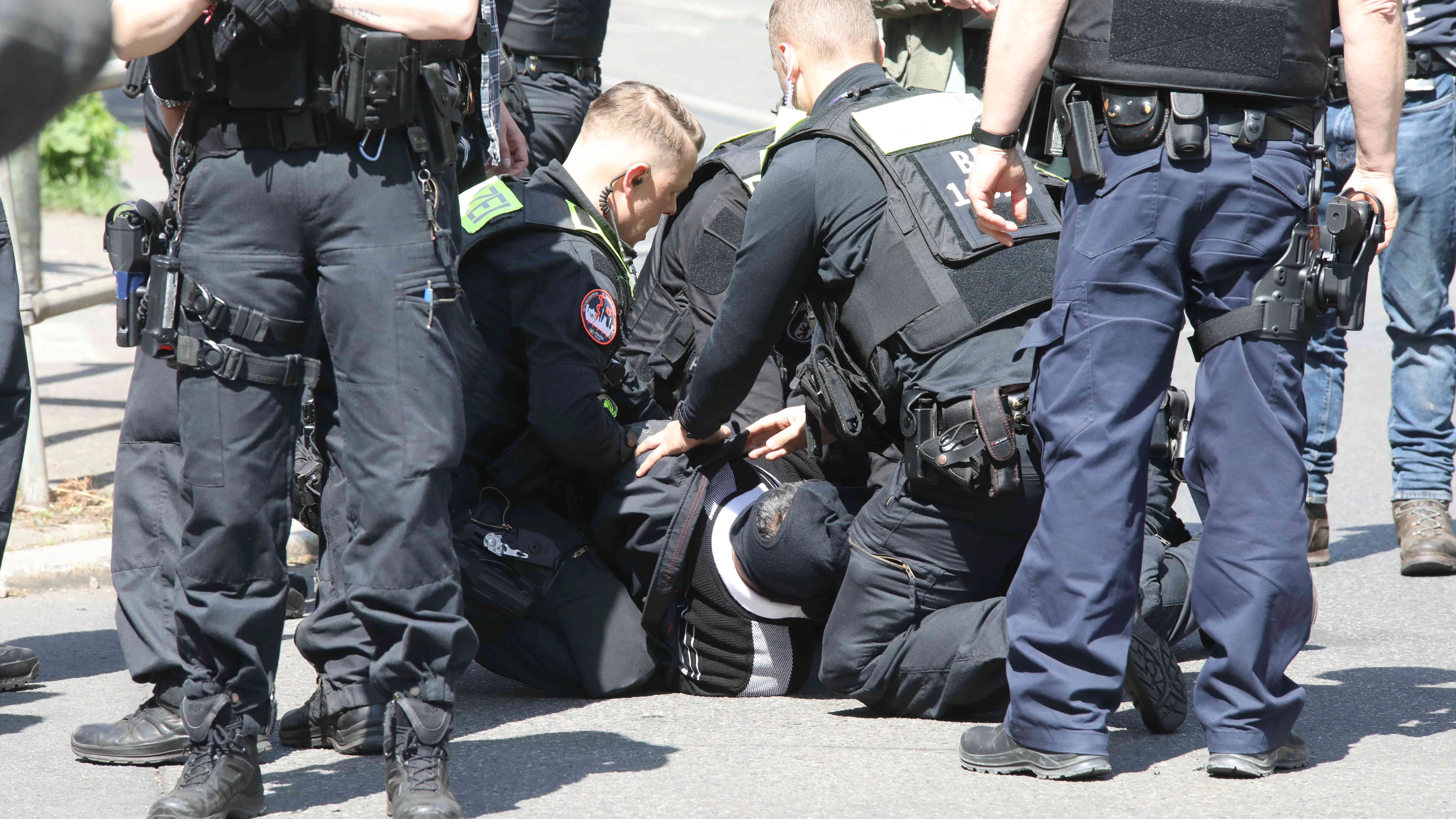 Die Polizei nimmt den Tatverdächtigen fest.