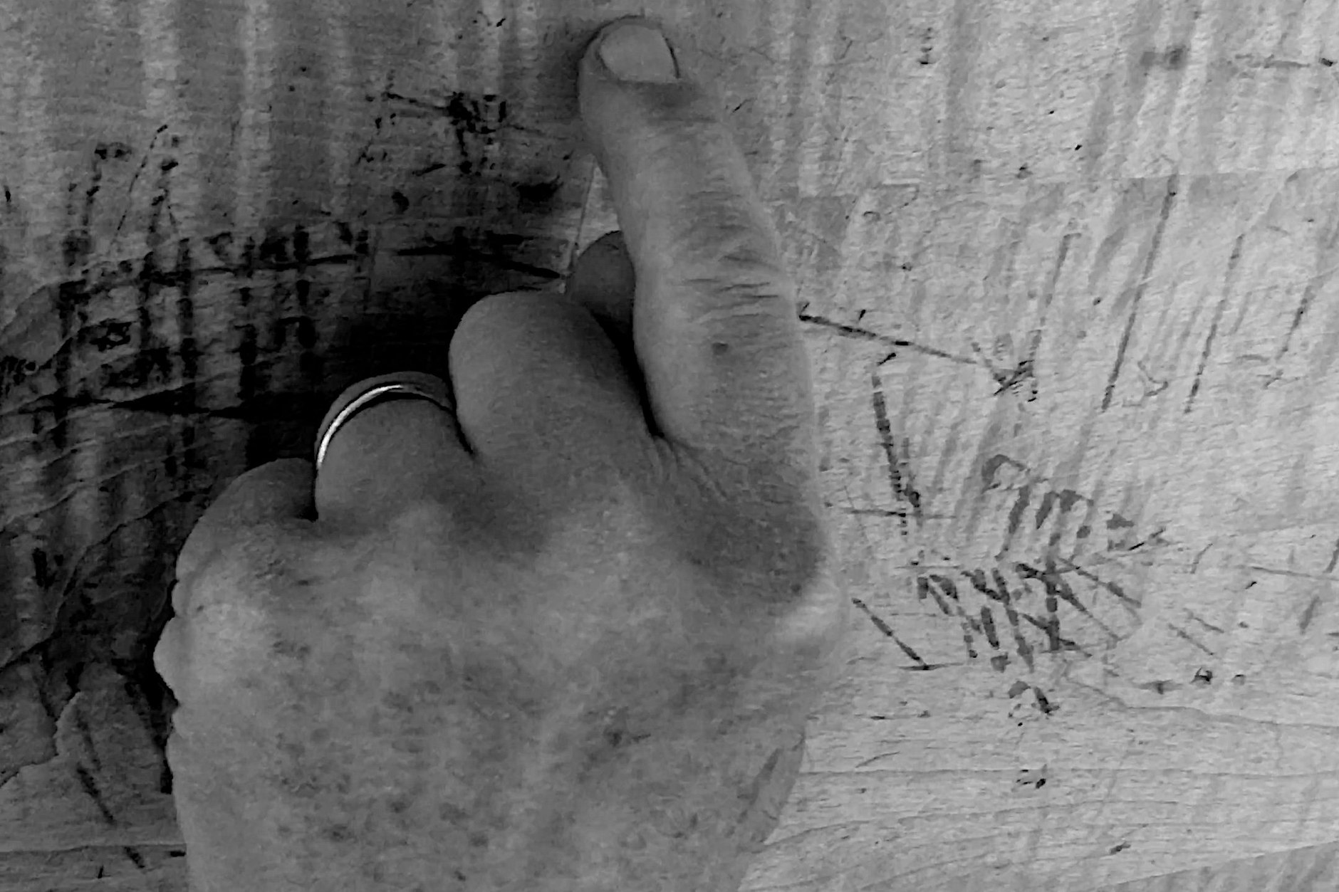 Bruce Nauman, die amerikanische Videolegende, mit der linken Hand&nbsp; auf Spurensuche im neuen Film „Practice“, in der Galerie Konrad Fischer