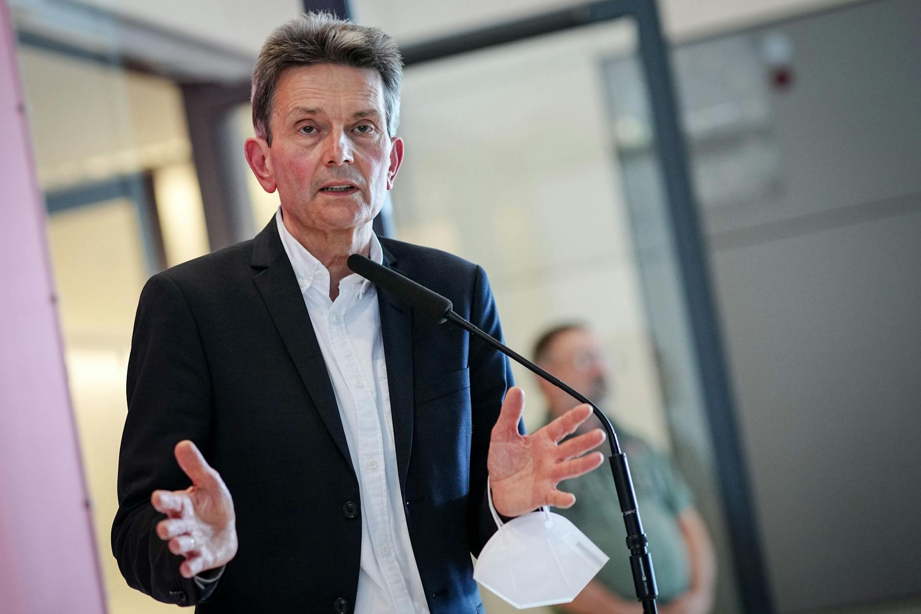 Rolf Mützenich, Vorsitzender der SPD-Bundestagsfraktion, fühlt sich falsch verstanden.