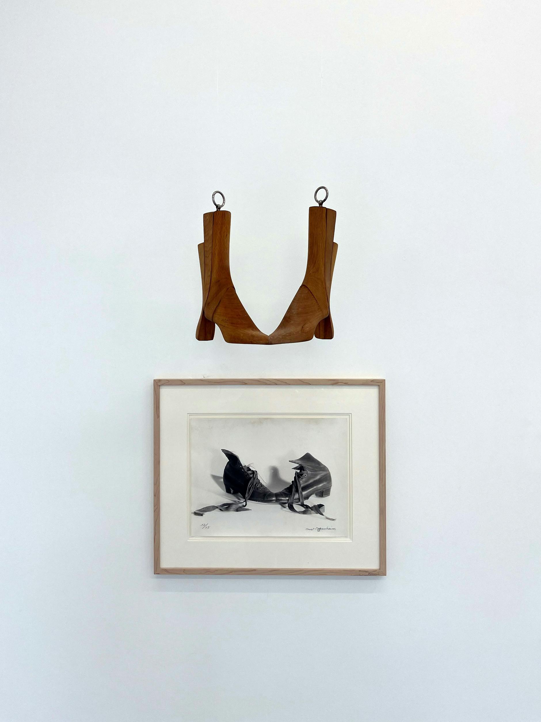 Surrealisten-Kommunikation der Schuhe: Meret Oppenheim (unten) und Daniel Spoerri in der neuen Doppelgalerie Levi Senior & Junior in Moabit