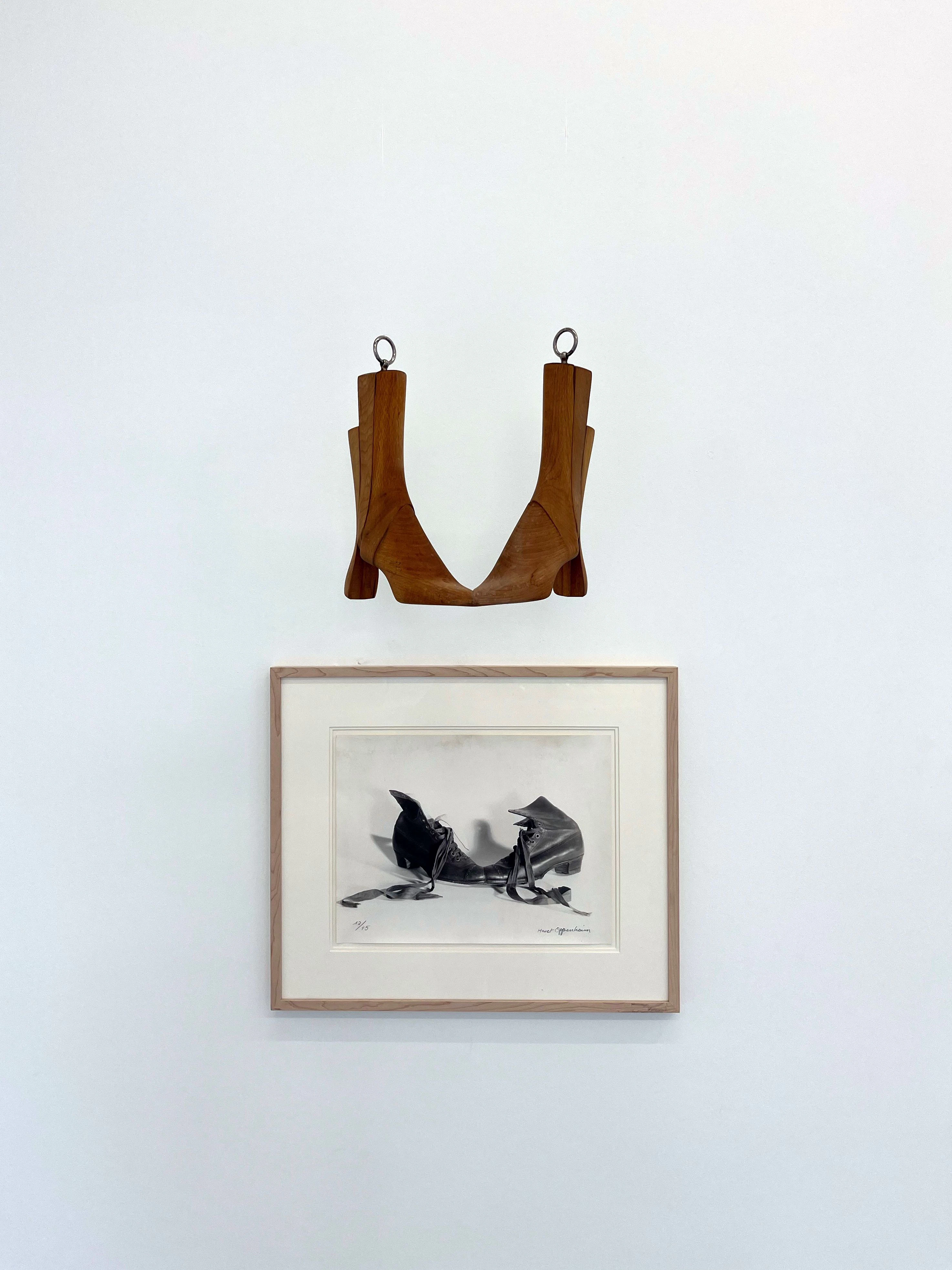 Surrealisten-Kommunikation der Schuhe: Meret Oppenheim (unten) und Daniel Spoerri in der neuen Doppelgalerie Levi Senior & Junior in Moabit