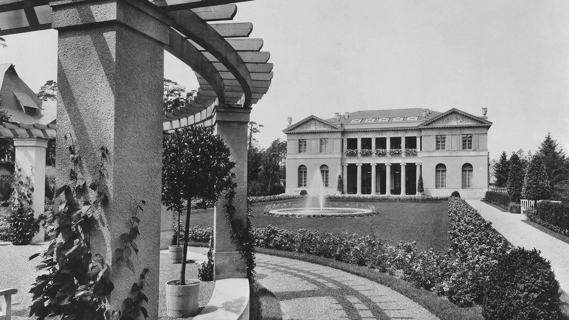 Die im neoklassizistischen Stil erbaute Villa Harteneck in Grunewald, hier eine Aufnahme aus dem Jahr 1913, hat schon viele Bewohner gesehen, allen voran einen Fabrikanten, einen Geheimagenten und Diplomaten.
