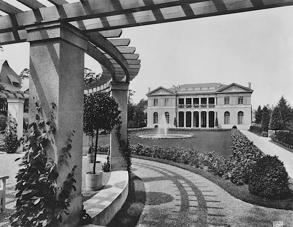 Die im neoklassizistischen Stil erbaute Villa Harteneck in Grunewald, hier eine Aufnahme aus dem Jahr 1913, hat schon viele Bewohner gesehen, allen voran einen Fabrikanten, einen Geheimagenten und Diplomaten.