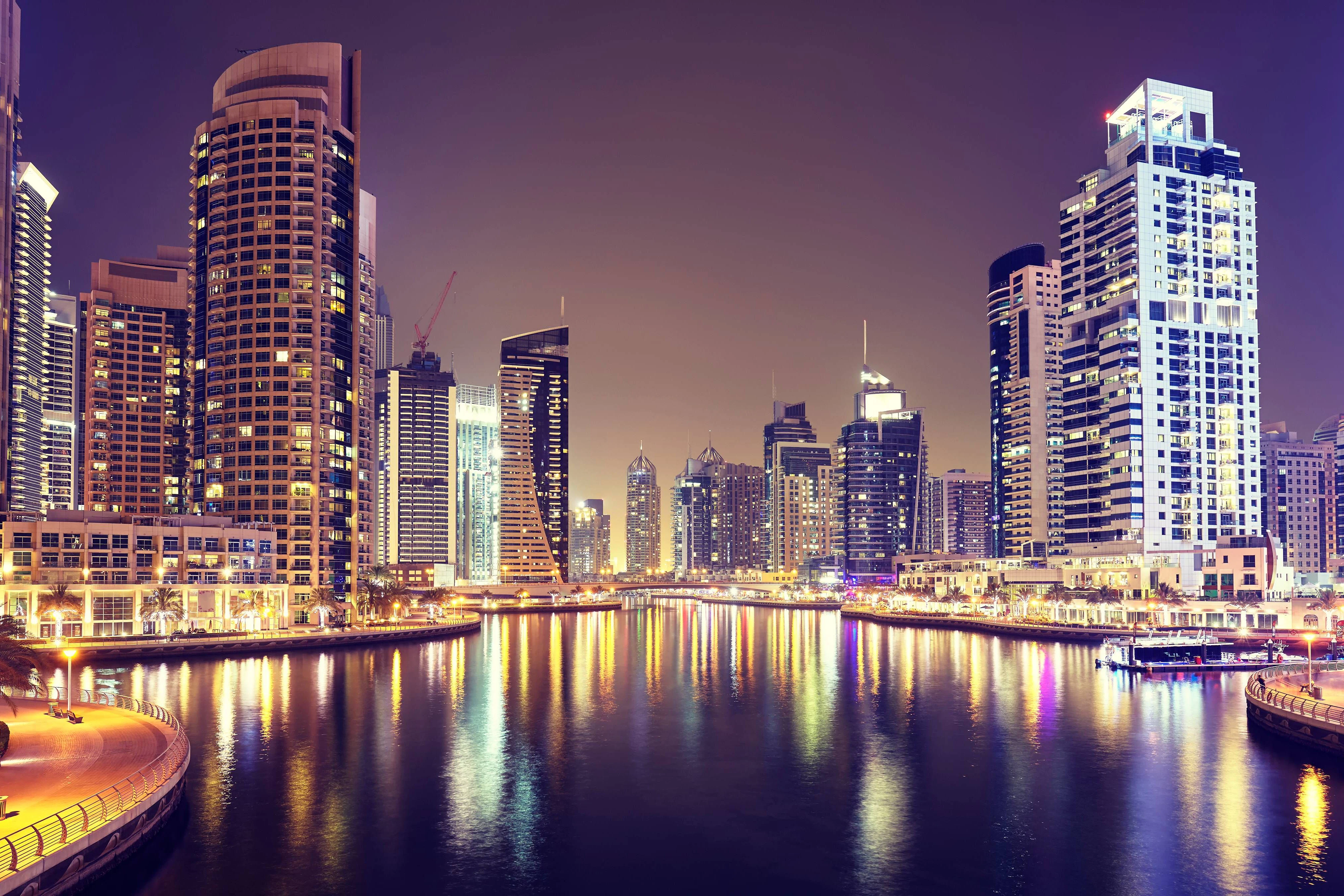 Da kann Berlin dann doch nicht mithalten: die Skyline von Dubai bei Nacht.