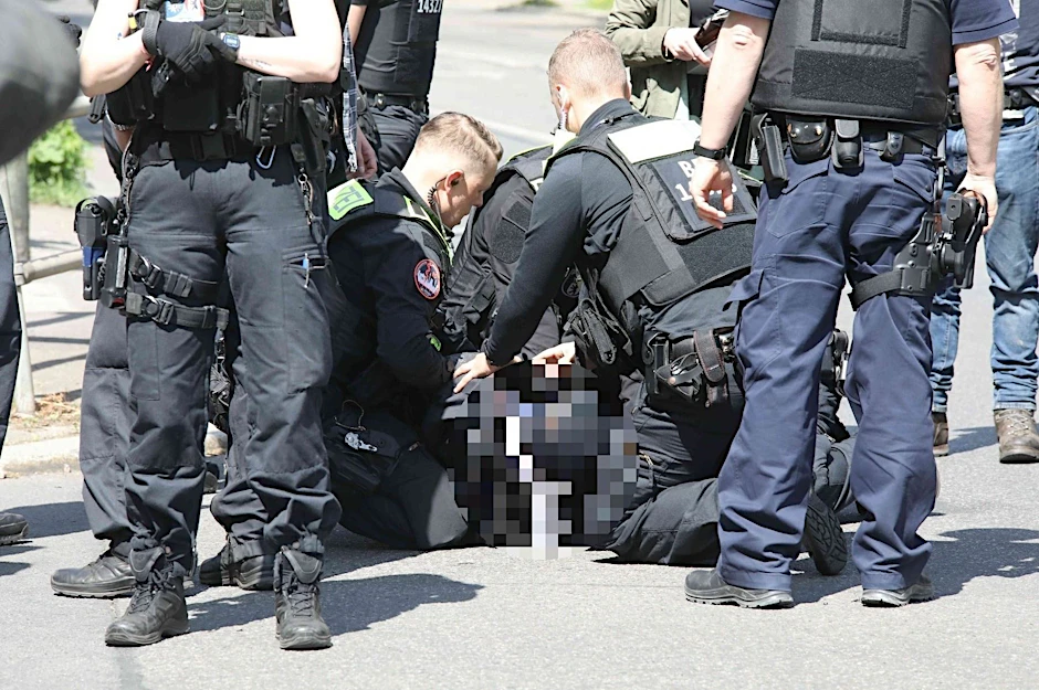 Die Polizei Berlin nimmt den Verdächtigen fest.