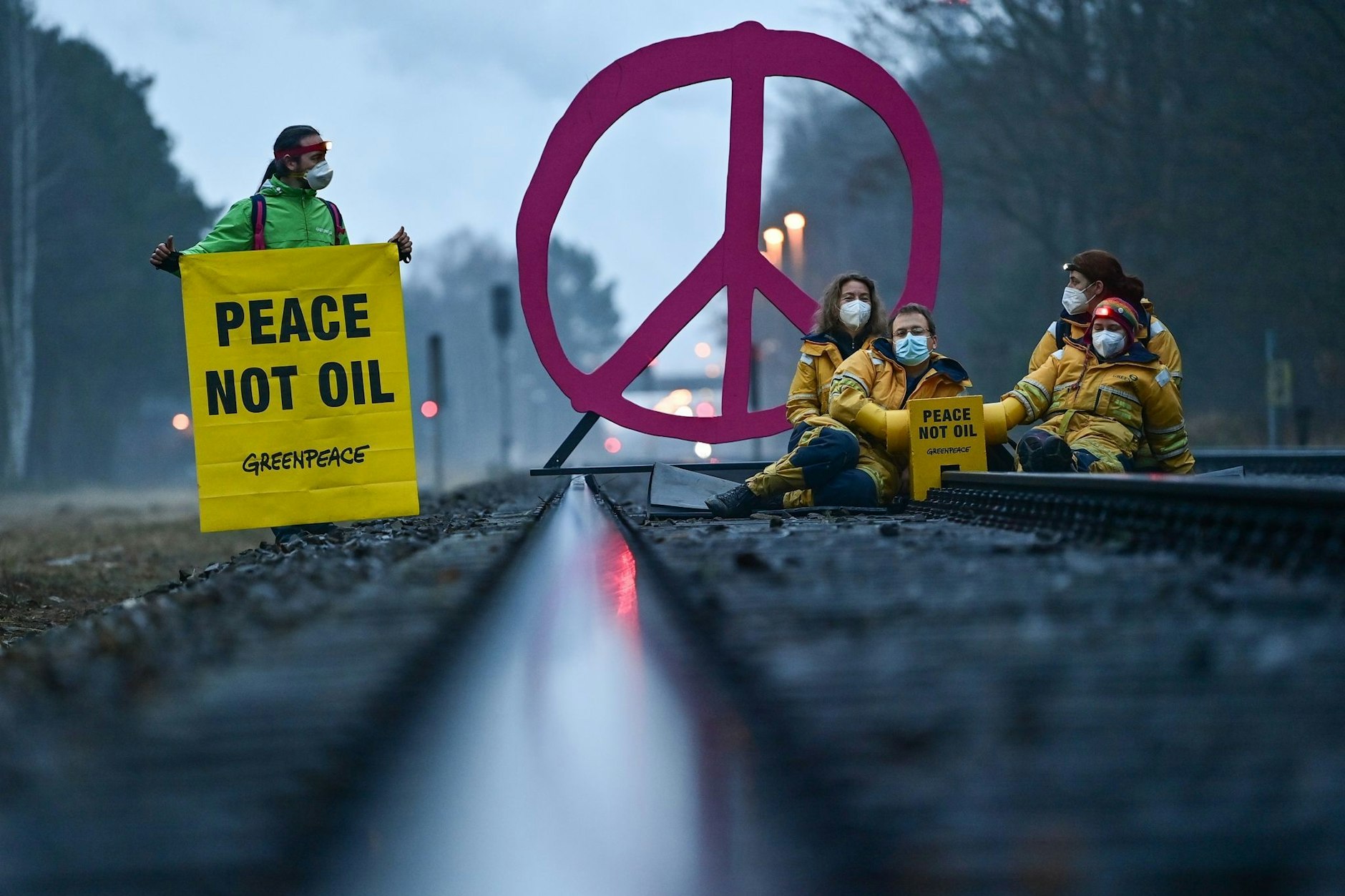 Aktivisten von Greenpeace blockierten im März die Schienen, die zur Raffinerie in Schwedt führen.