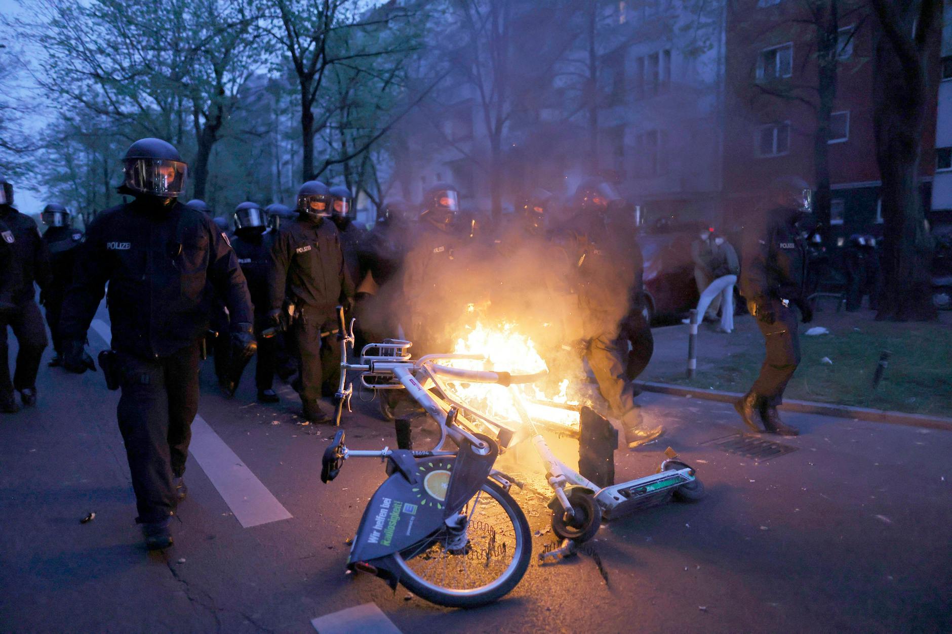 Berlin, 1. Mai 2021: Bei der Revolutionären 1.-Mai-Demo gingen auch Leihfahrräder und -roller in Flammen auf.