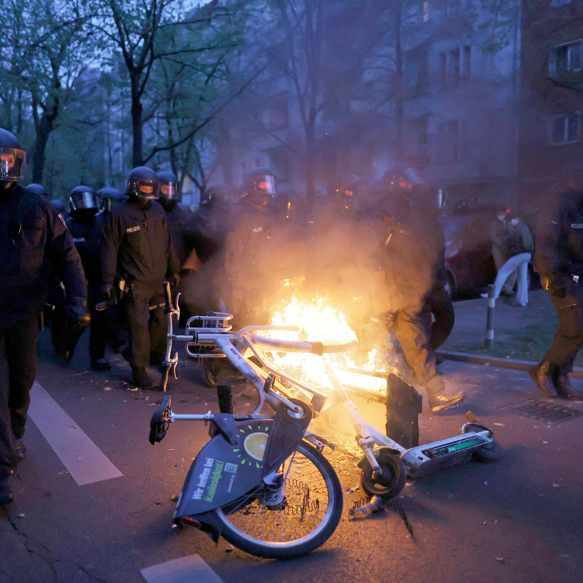 Wie krawallig wird der 1. Mai in Berlin? KURIER sagt, wo Sie Ihr Auto vorsichtshalber in Sicherheit bringen sollten