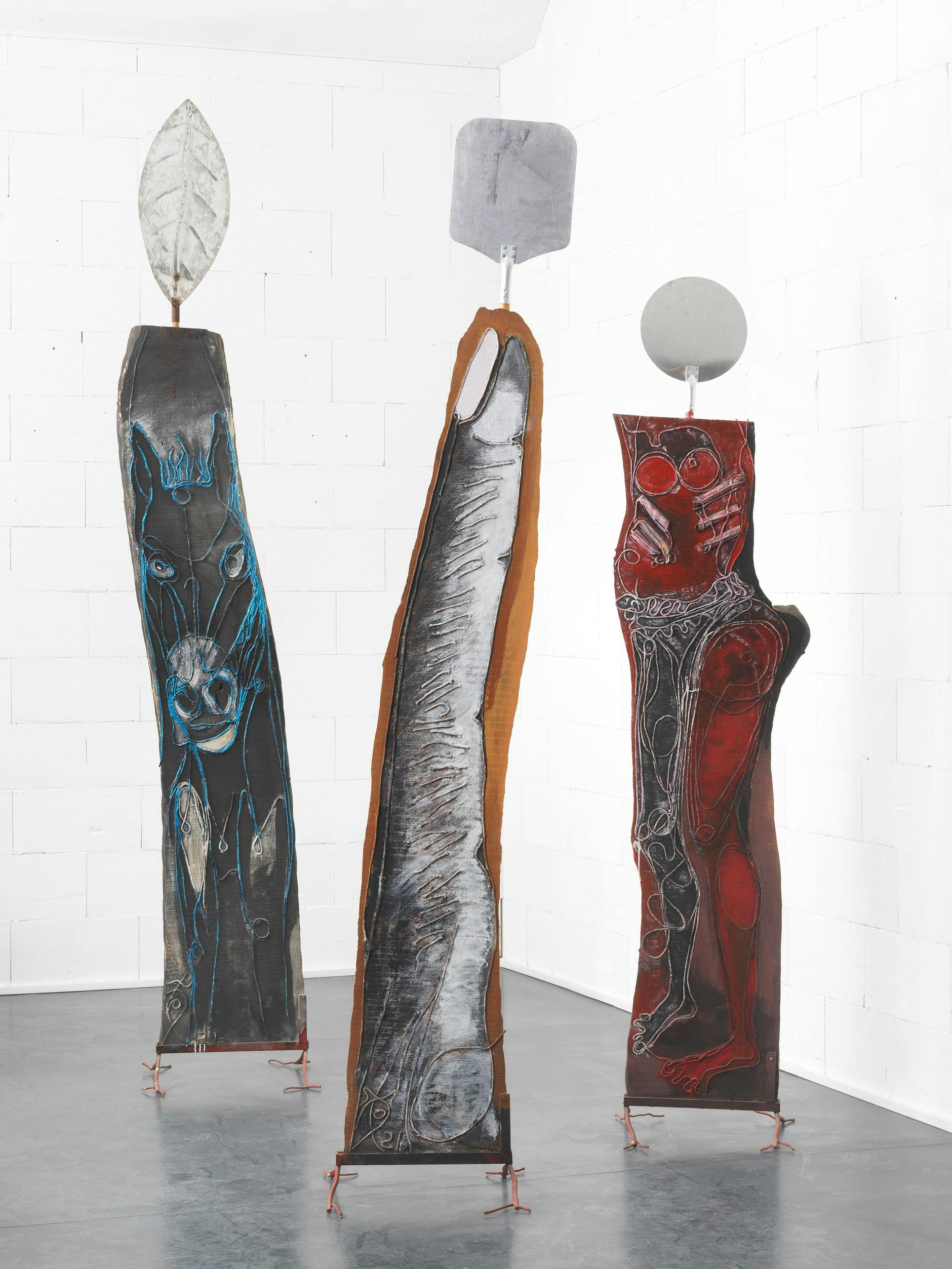 El Hadji Sy': „Silhouttes Critiques“, westafrikanische Reliefmalerei auf Hühnerbeinen und mit Backschaufeln in der Galerie Barbara Thumm.