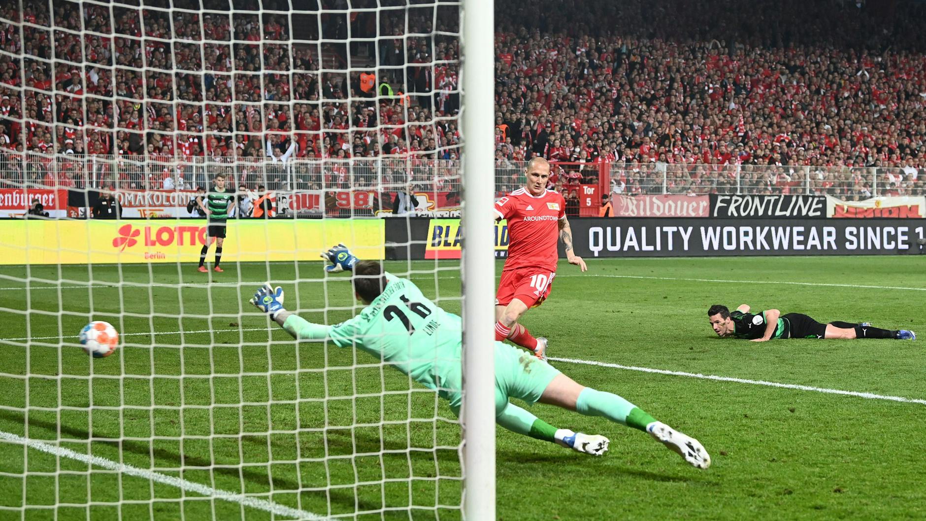 Unions Sven Michel trifft zum 1:1.