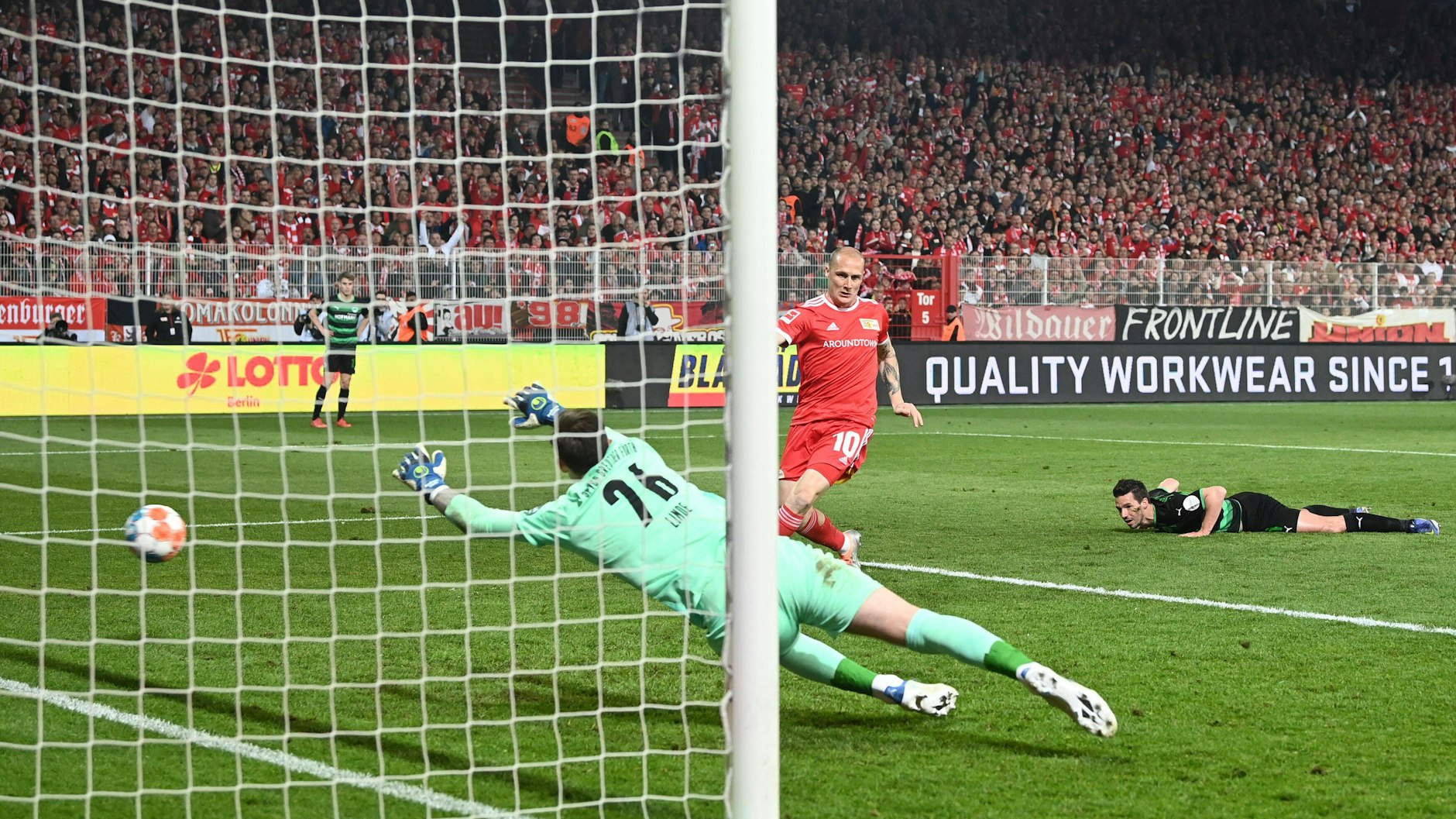 Unions Sven Michel trifft zum 1:1.