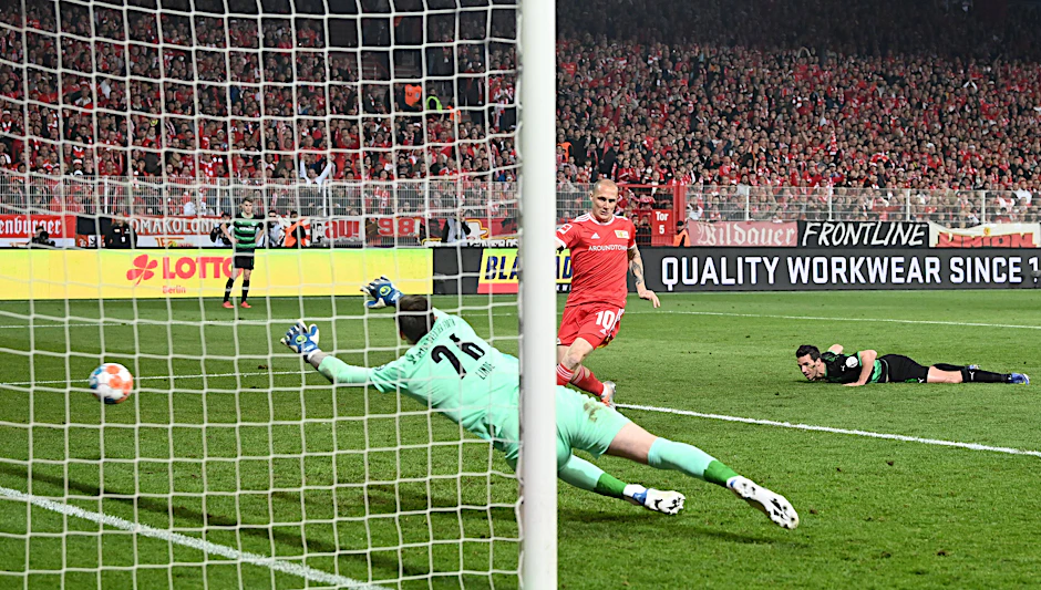 Unions Sven Michel trifft zum 1:1.