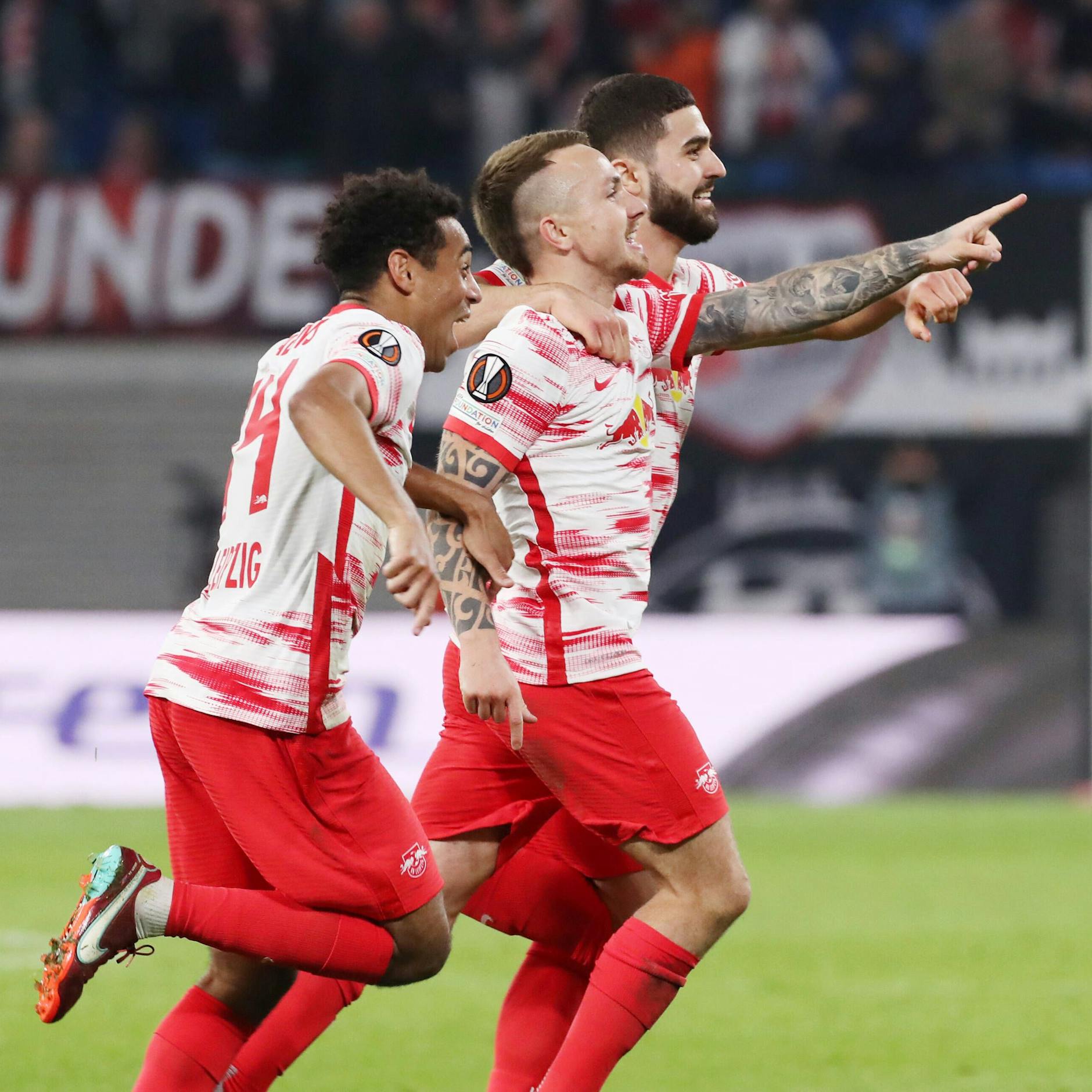 Leipzigs Kicker Tyler Adams (l.) und Josko Gvardio versuchen, den Siegtorschützen Angelino (r.) einzufangen.