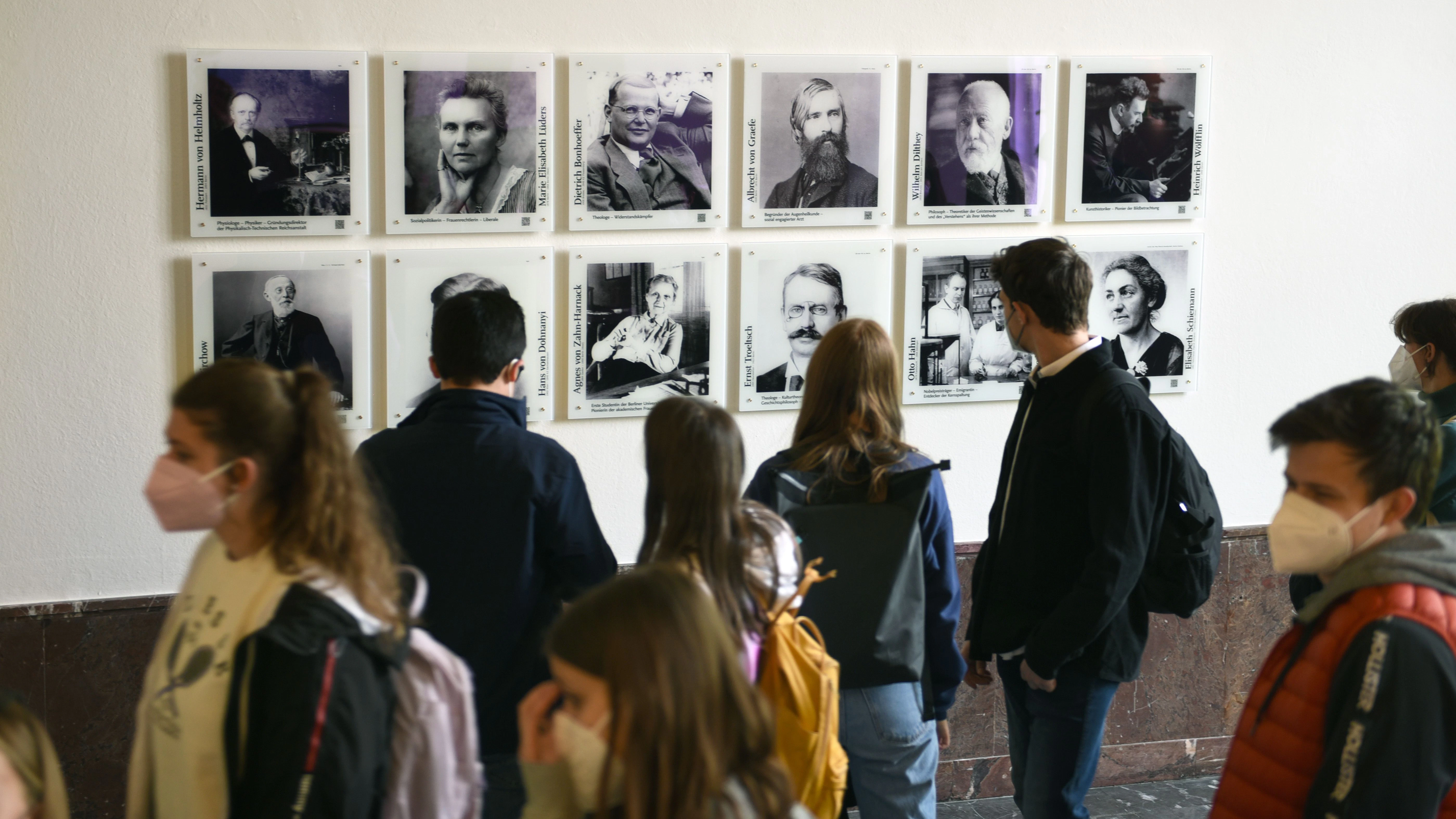Studierende machen sich mit der neuen Galerie bekannt.