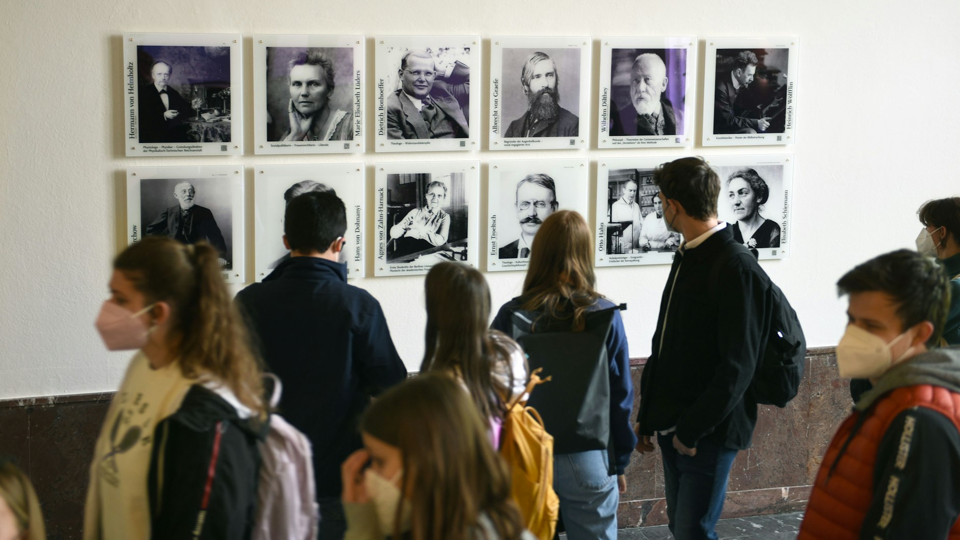 Studierende machen sich mit der neuen Galerie bekannt.