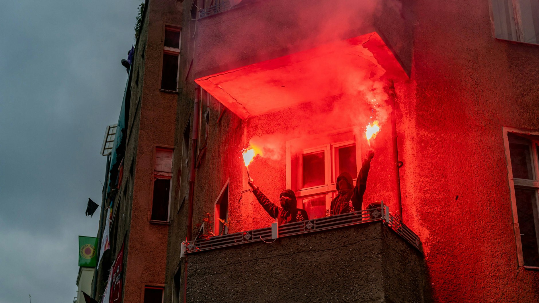 Bengalos brennen am 30. April 2021 entlang der Route der Walpurgisnacht-Demo.