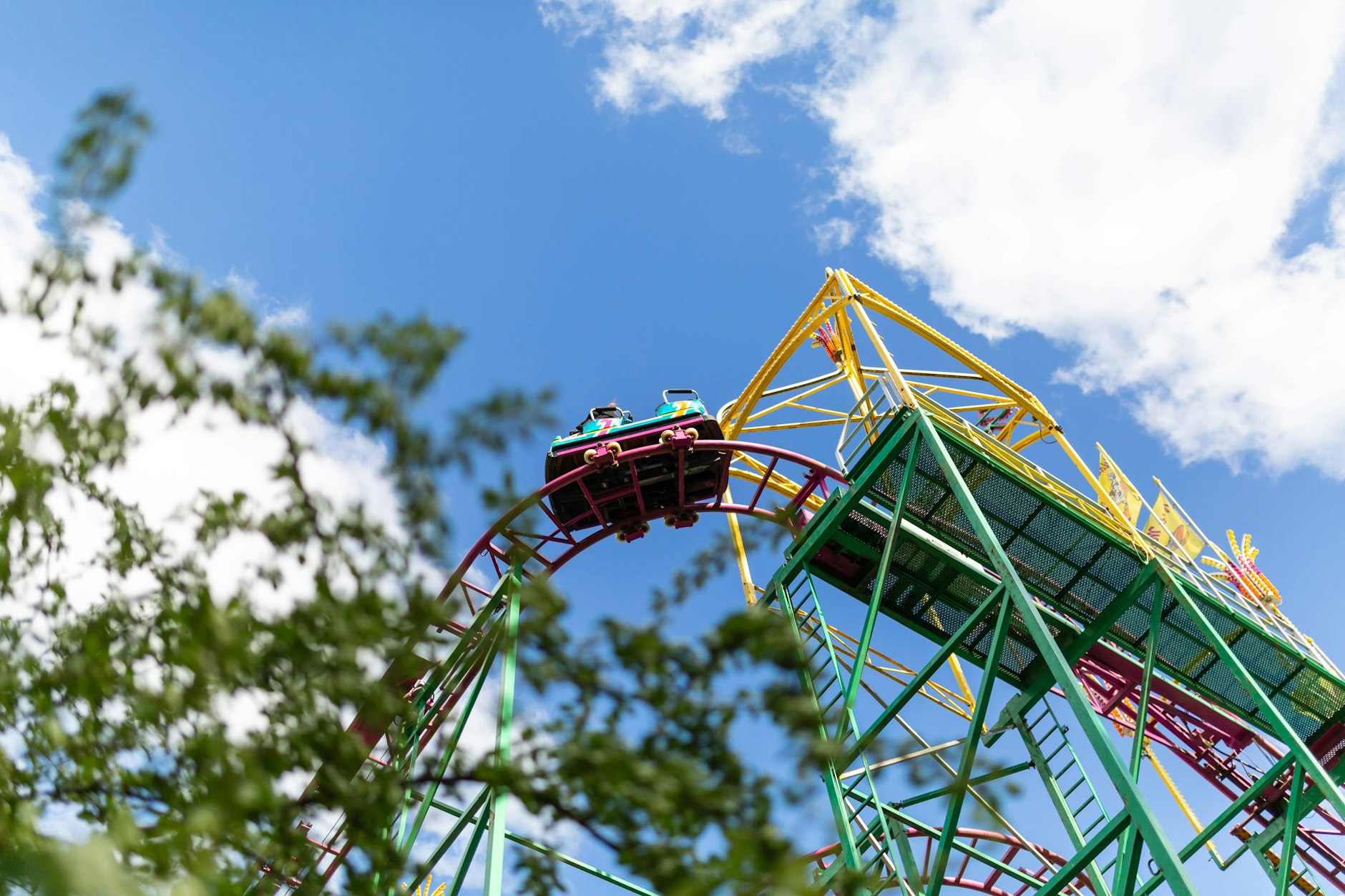 Auch Achterbahnen gibt’s bei den Maientagen in der Hasenheide – doch mit dem Rummel-Spaß soll bald Schluss sein.
