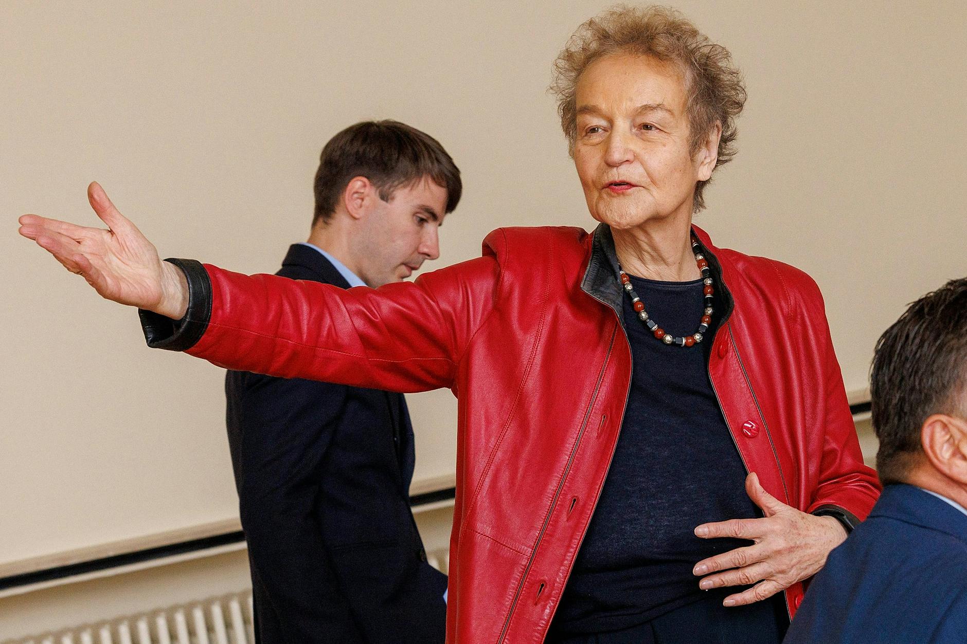 Die Chefin: Kommissionsvorsitzende Däubler-Gmelin bei der Auftaktsitzung am Freitag.