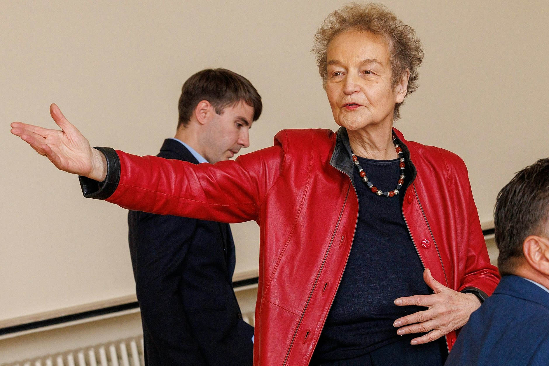 Die Chefin: Kommissionsvorsitzende Däubler-Gmelin bei der Auftaktsitzung am Freitag.