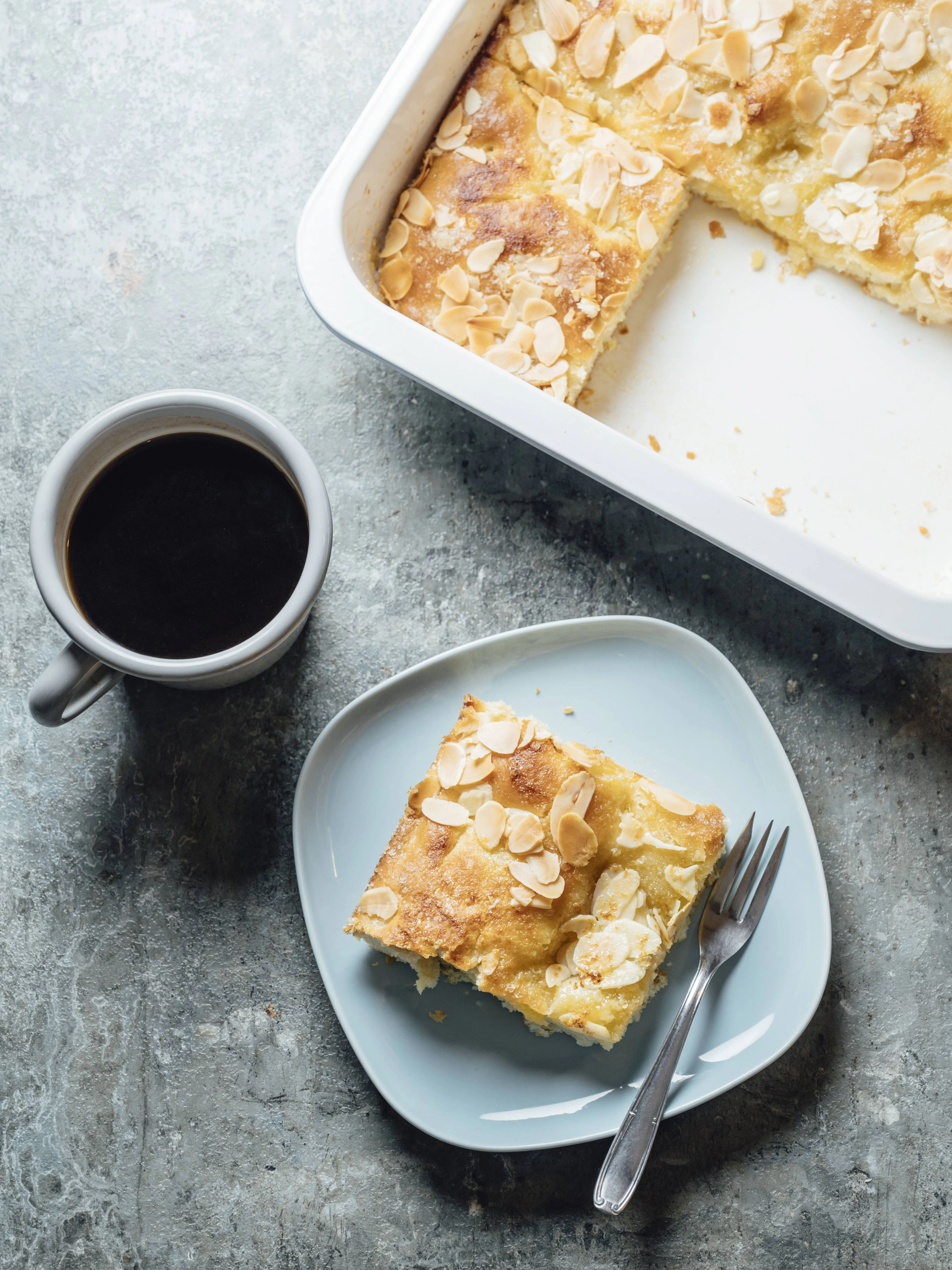 Perfekt zum Kaffee: Der Butterkuchen mit Mandeln. 