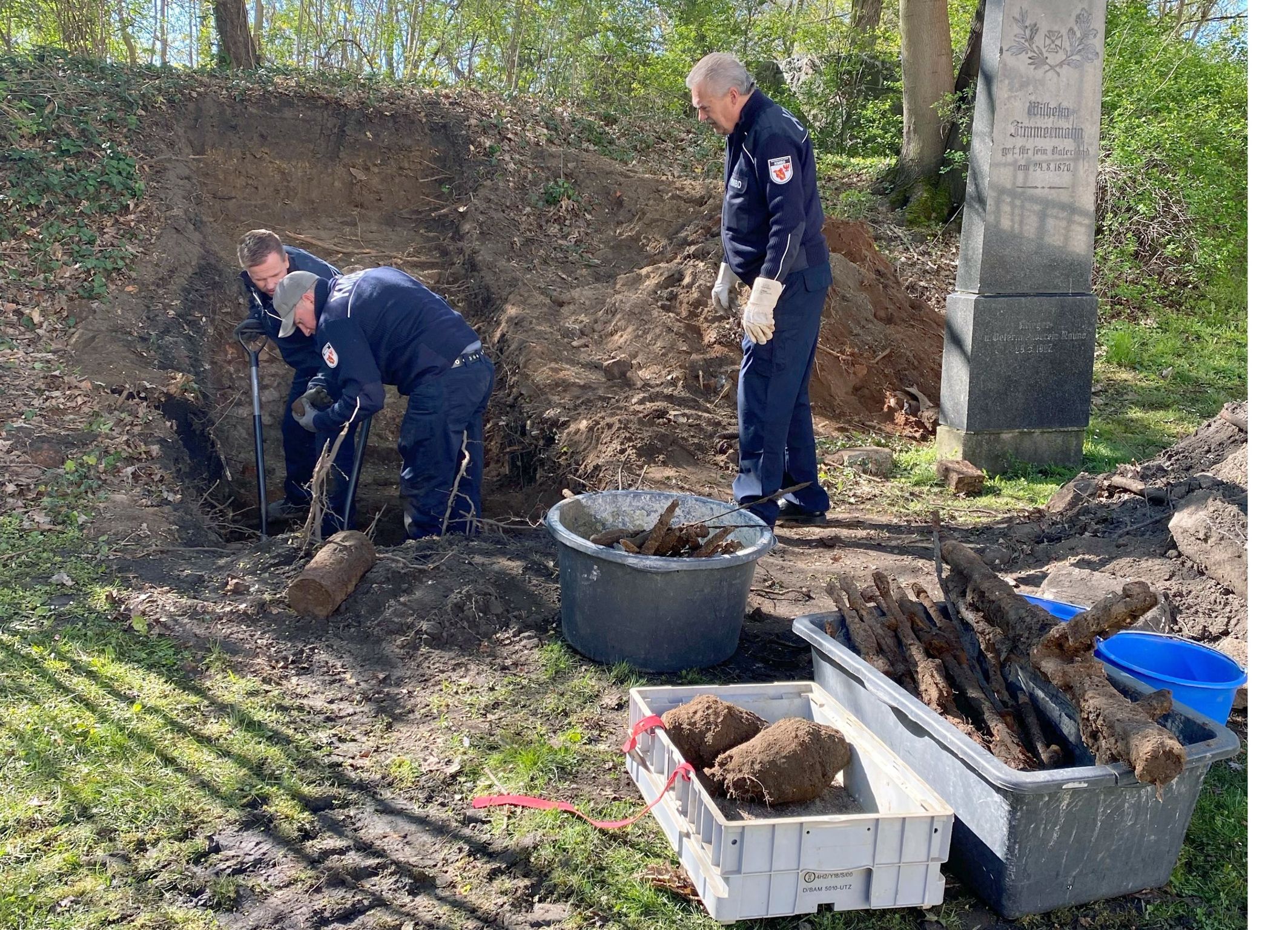 Image - Maschinengewehre, Säbel und Panzerfäuste: Unglaublicher Waffenschatz im Schlosspark Senftenberg entdeckt